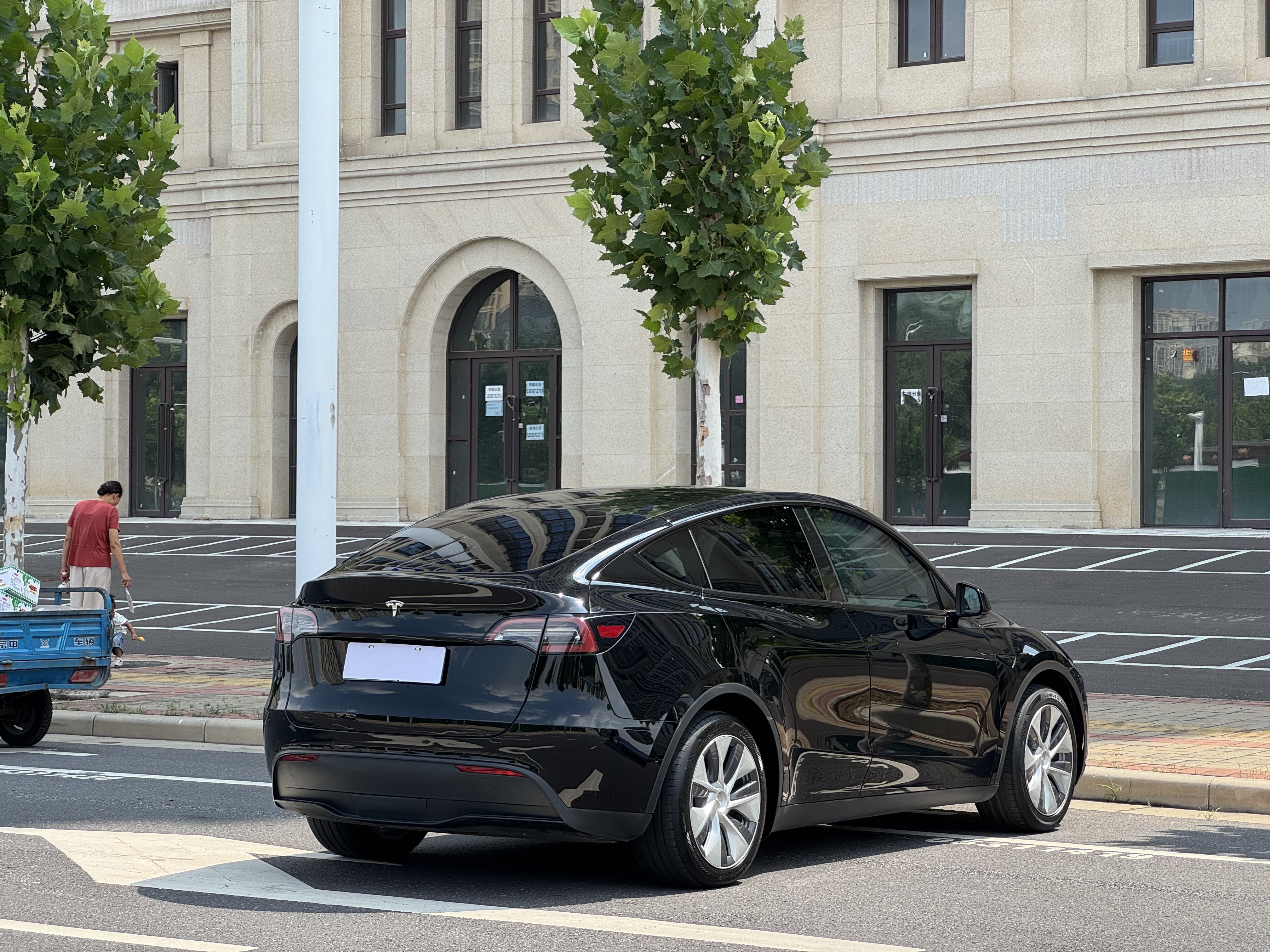 Tesla Model Y 2023 car image #18