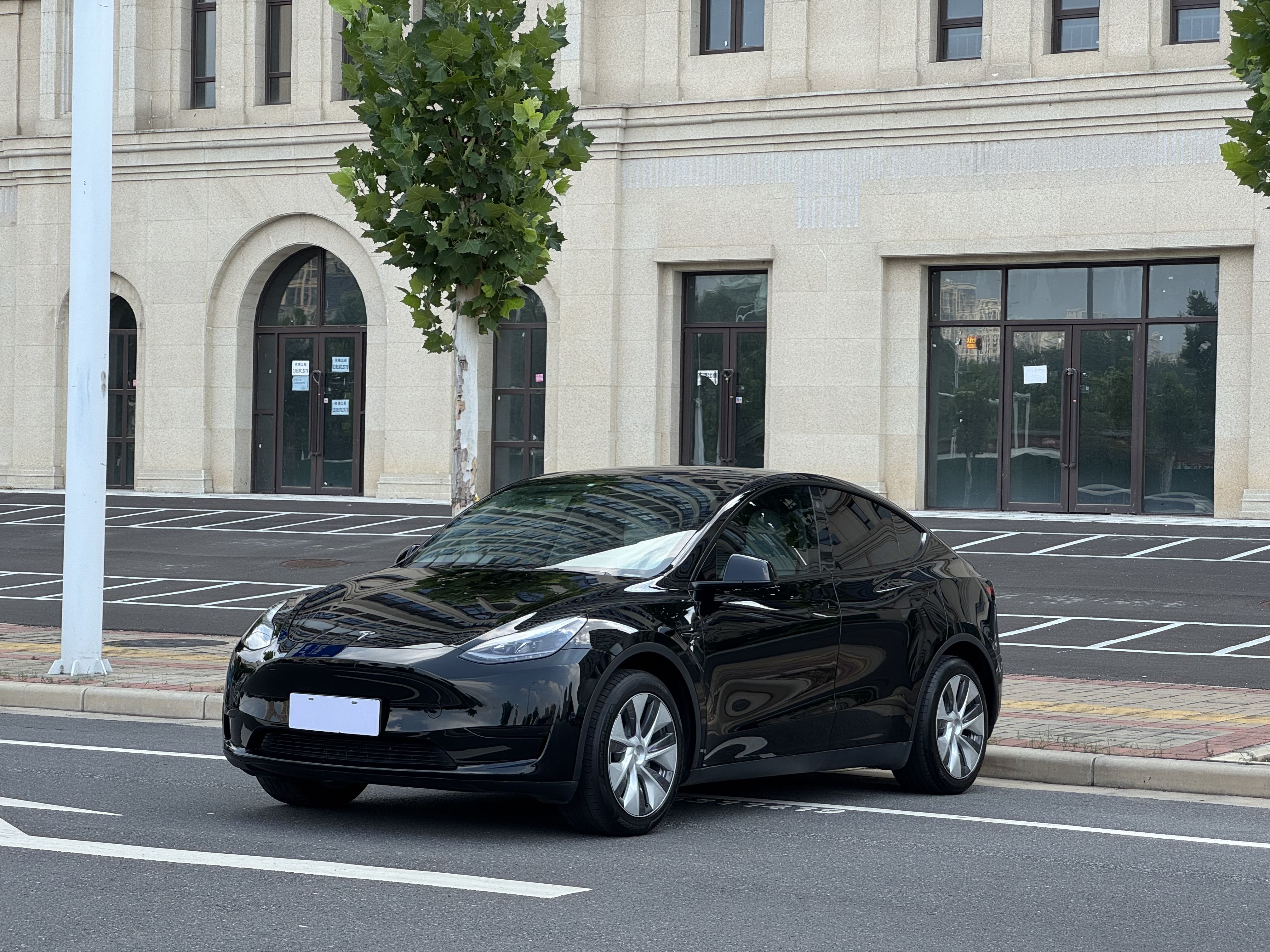 Tesla Model Y 2023 car image #2