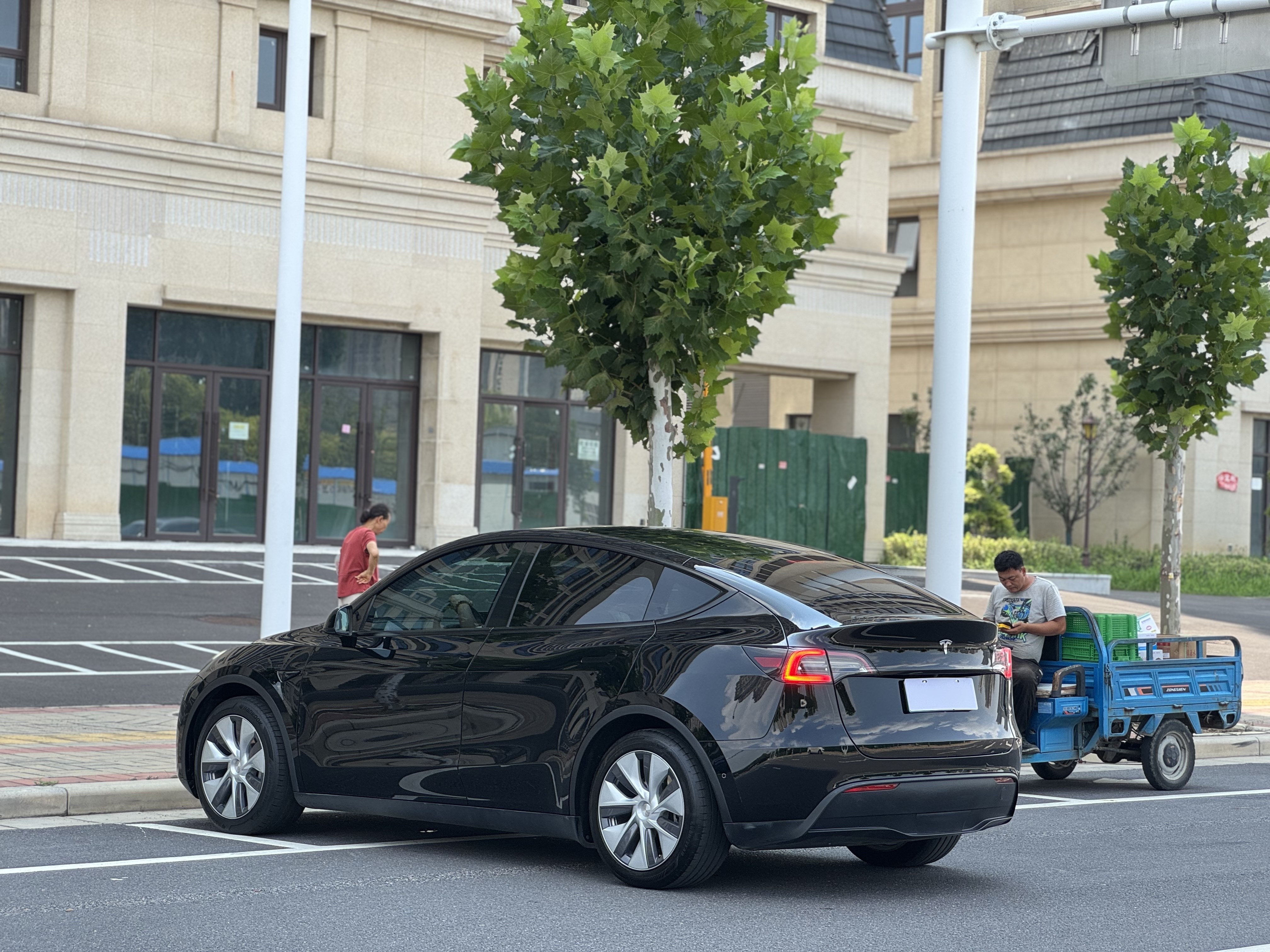 Tesla Model Y 2023 car image #16