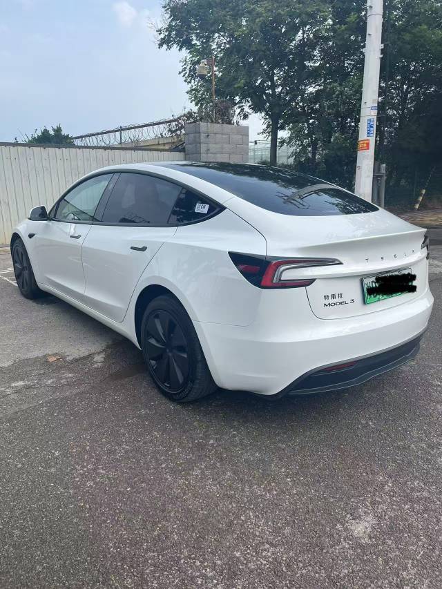 Tesla Model 3 2026 immagine di auto #8