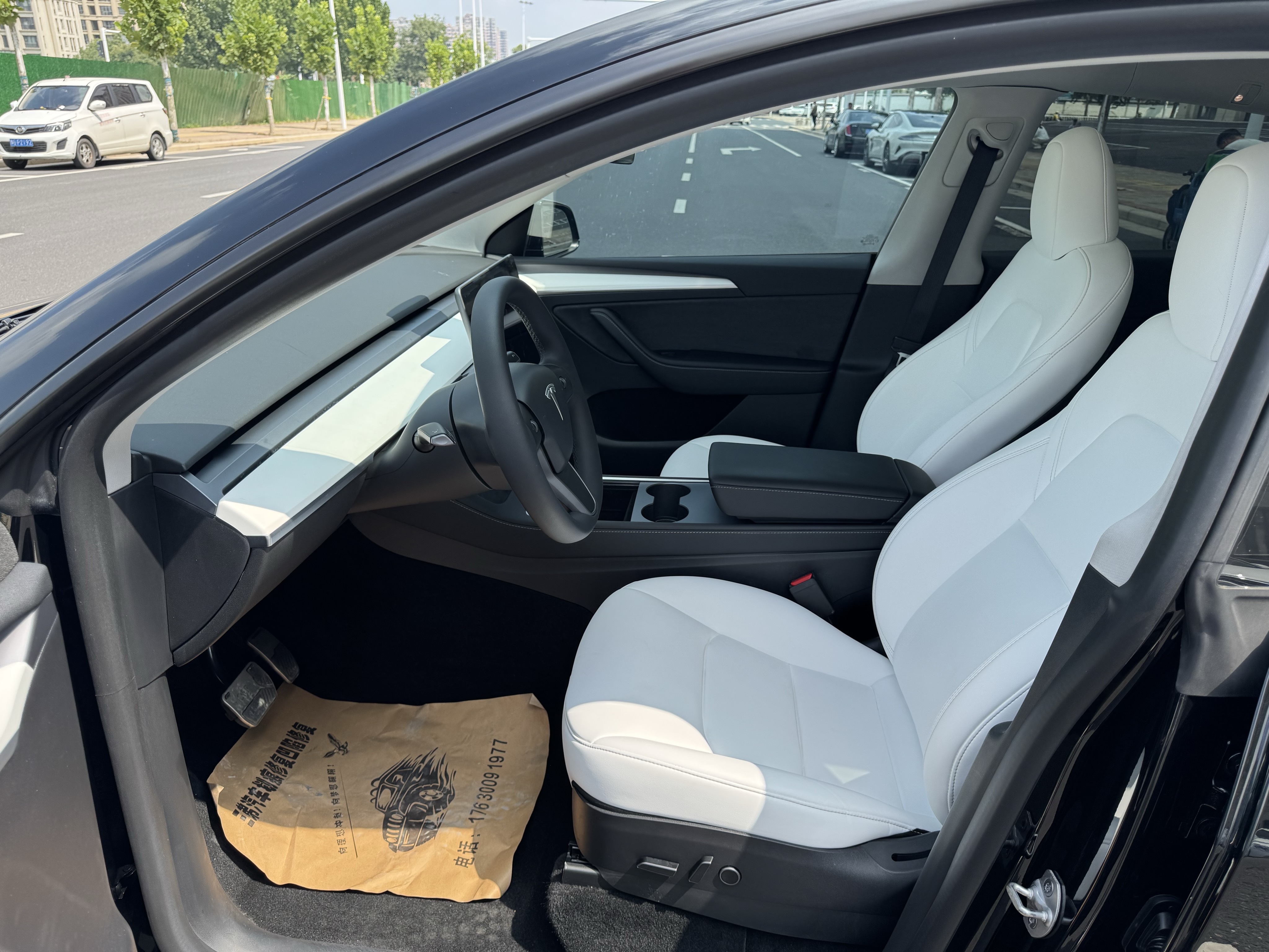 Tesla Model Y 2023 car image #11
