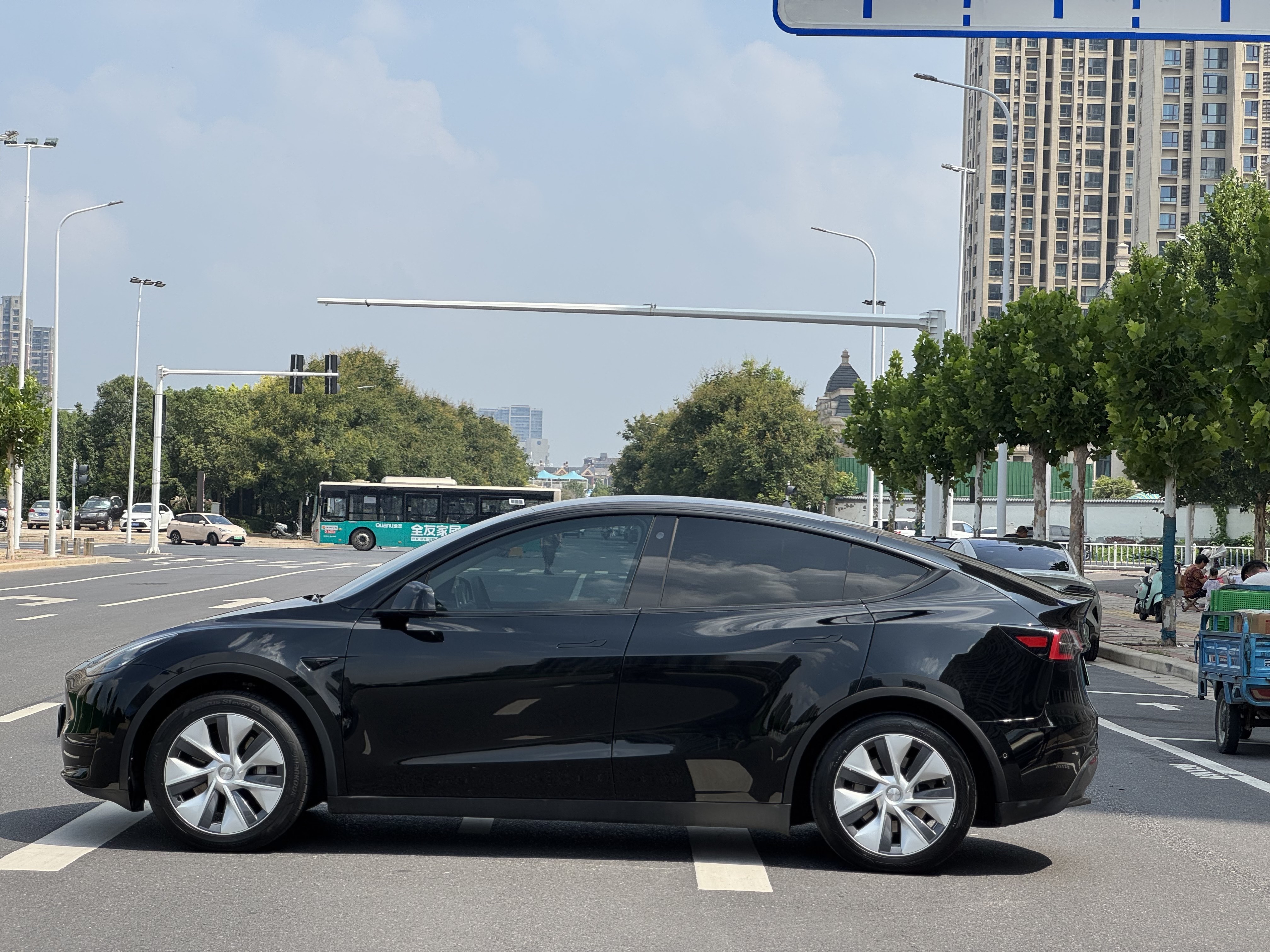 Tesla Model Y 2023 car image #6