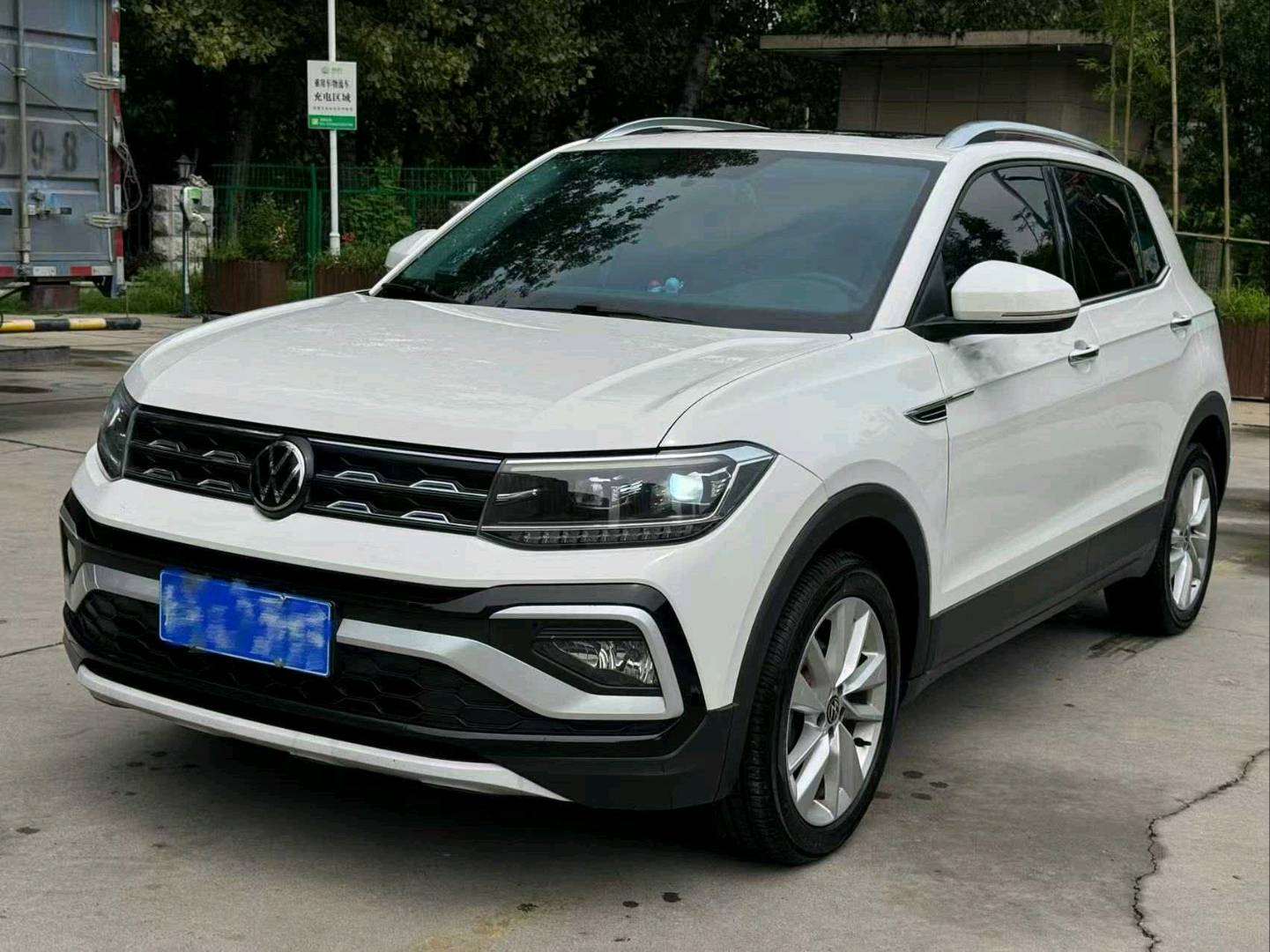 Volkswagen T-Cross 2021 car image #2
