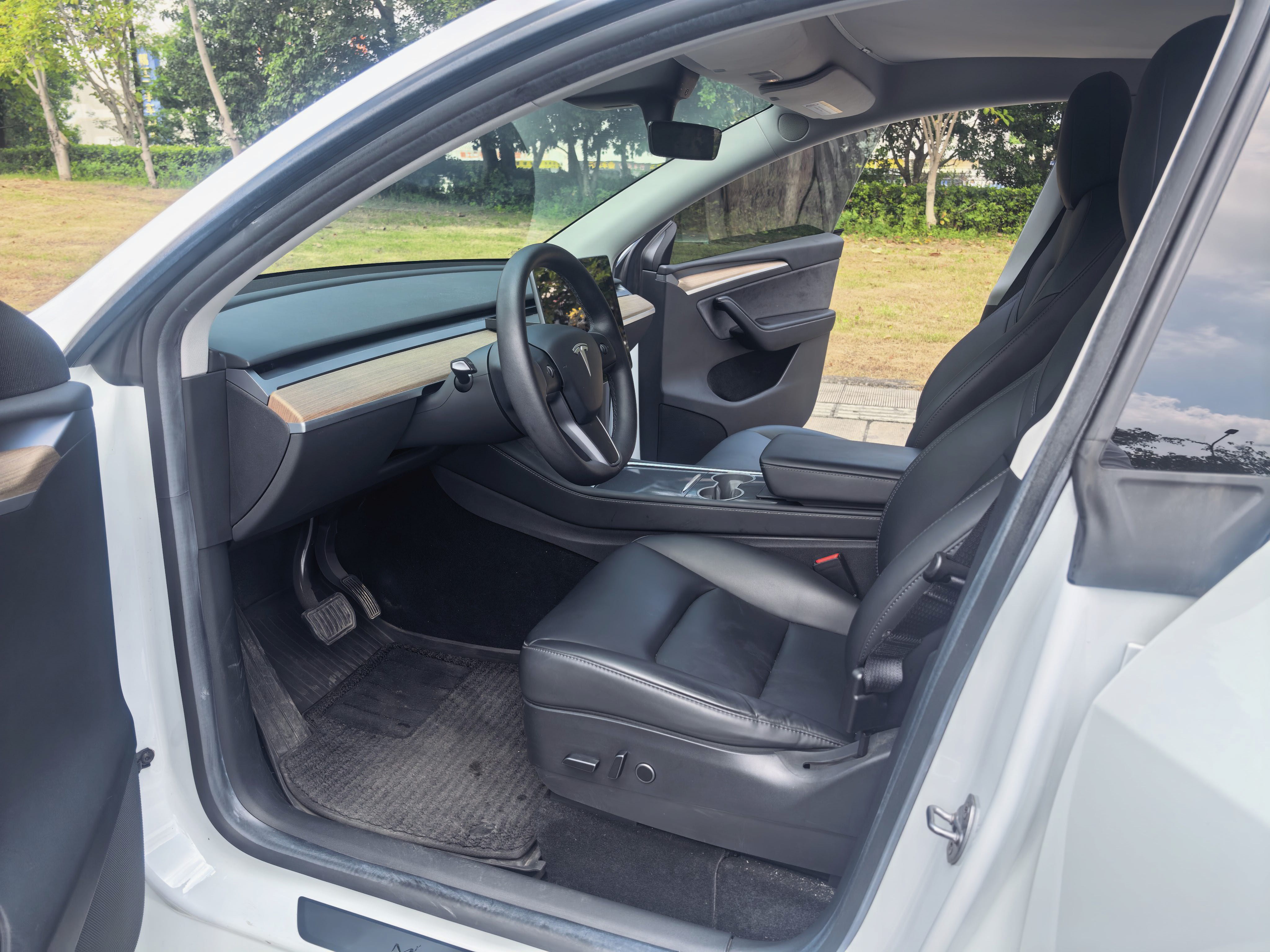 Tesla Model Y 2022 car image #8