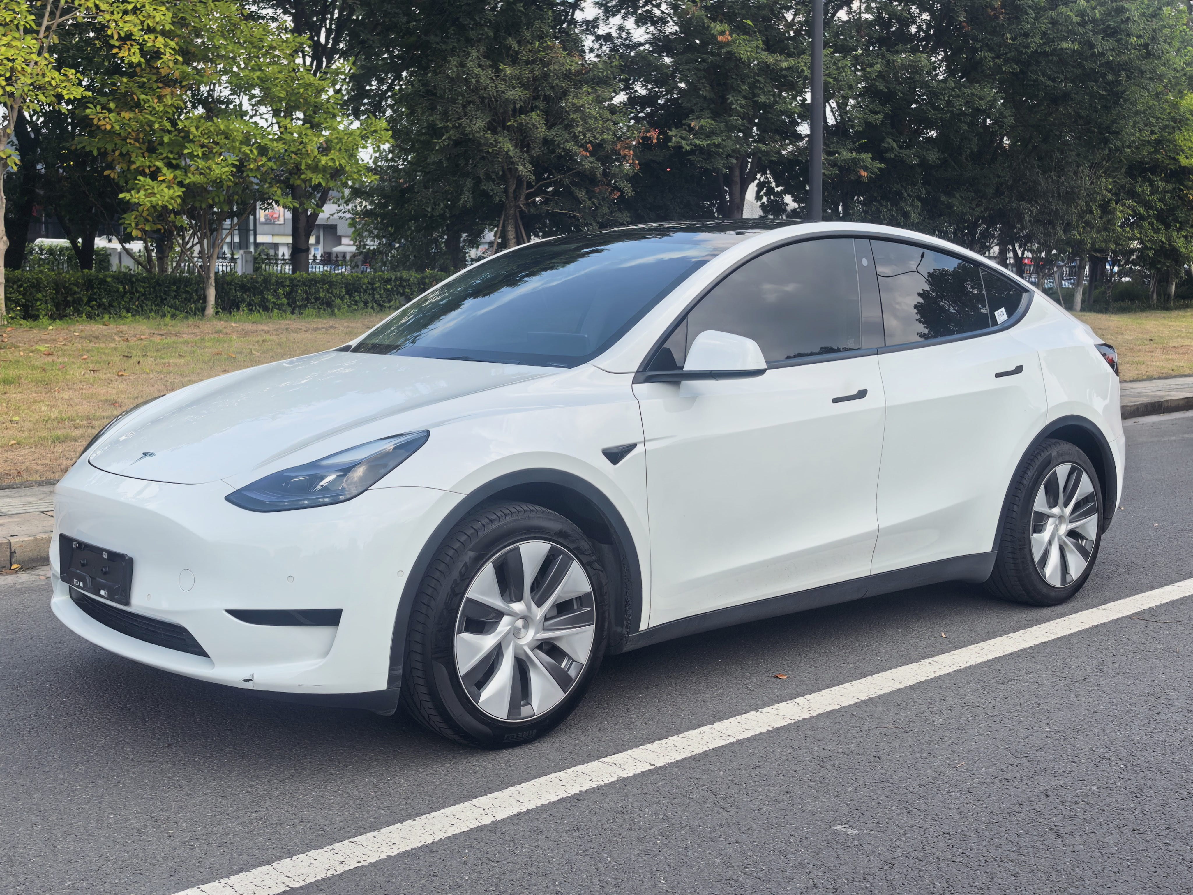 Tesla Model Y 2022 car image #2
