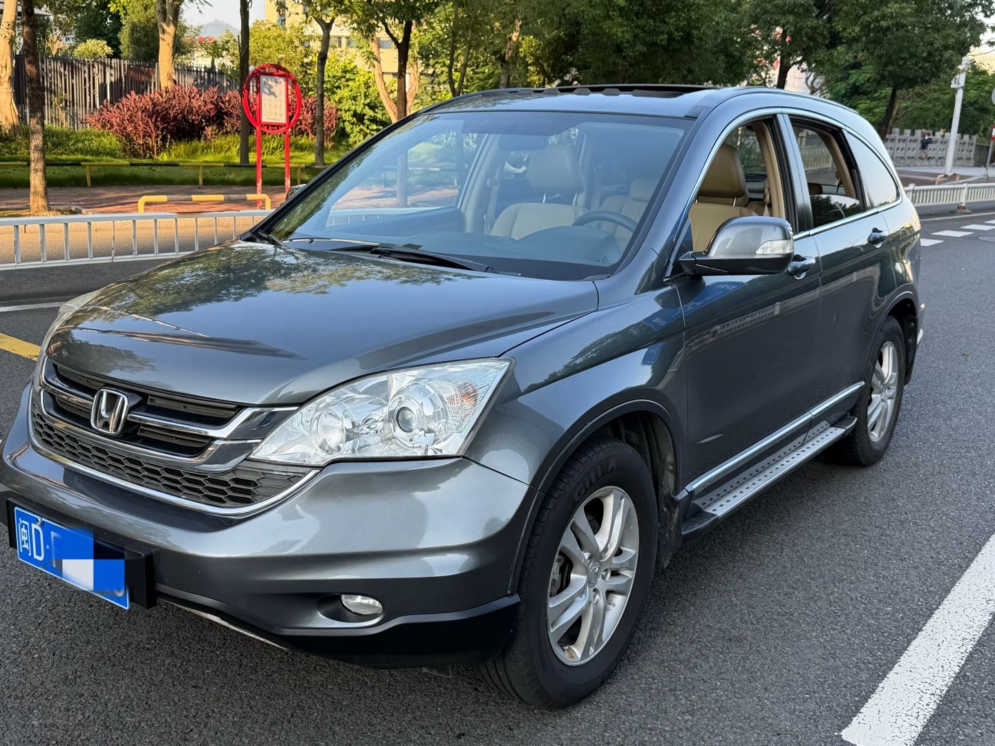 2010 car image #2