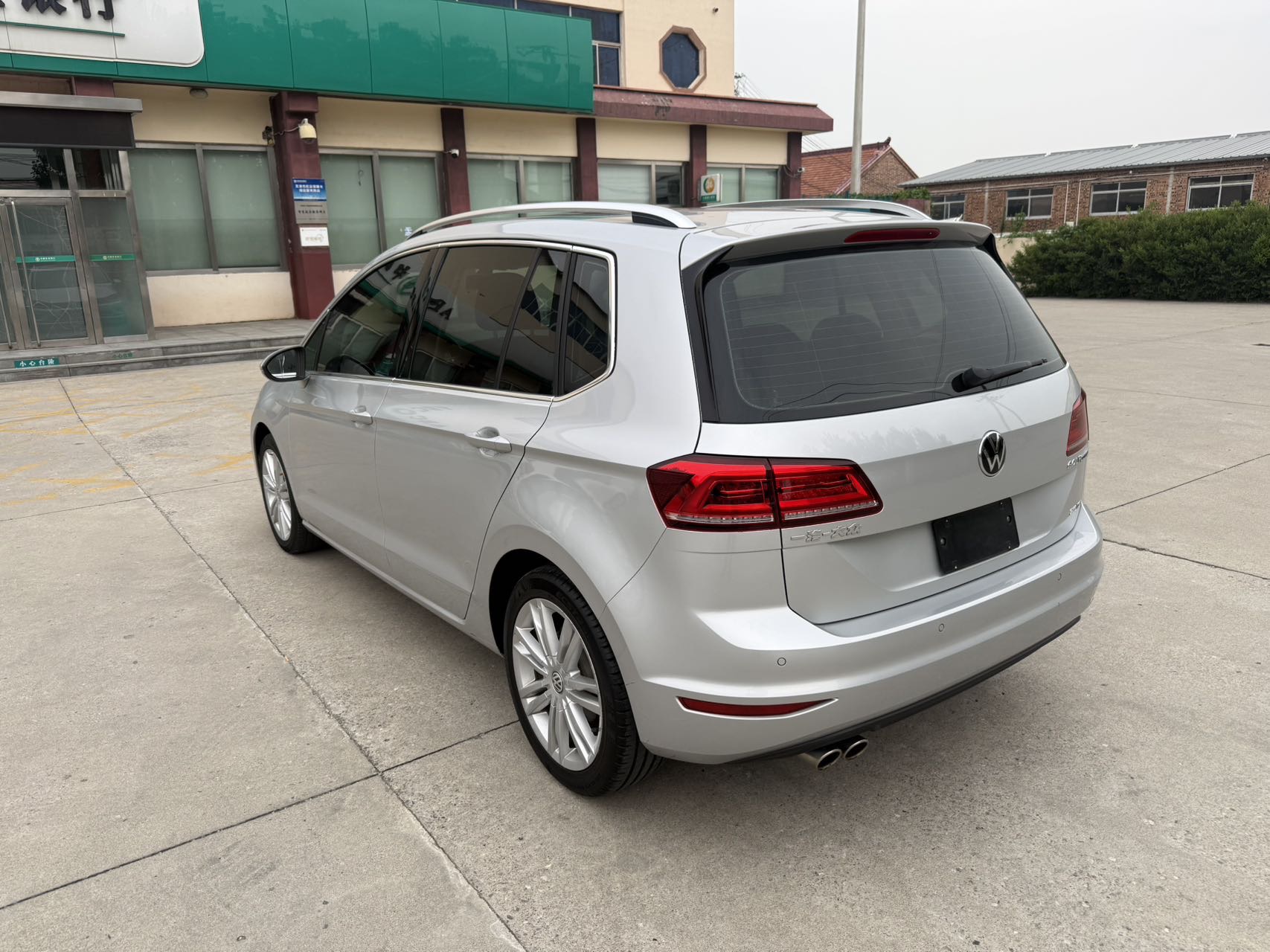 2016 car image #5
