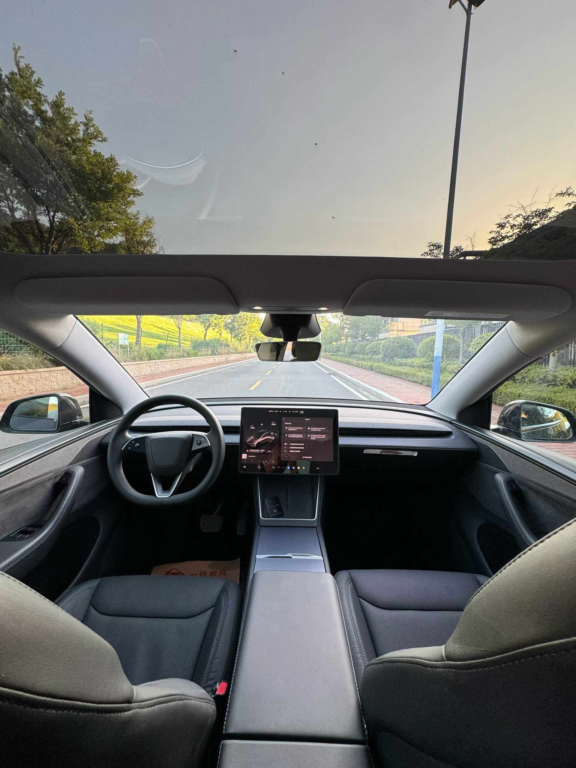 Tesla Model Y 2025 #8 Tesla Model Y 2025 car image #8