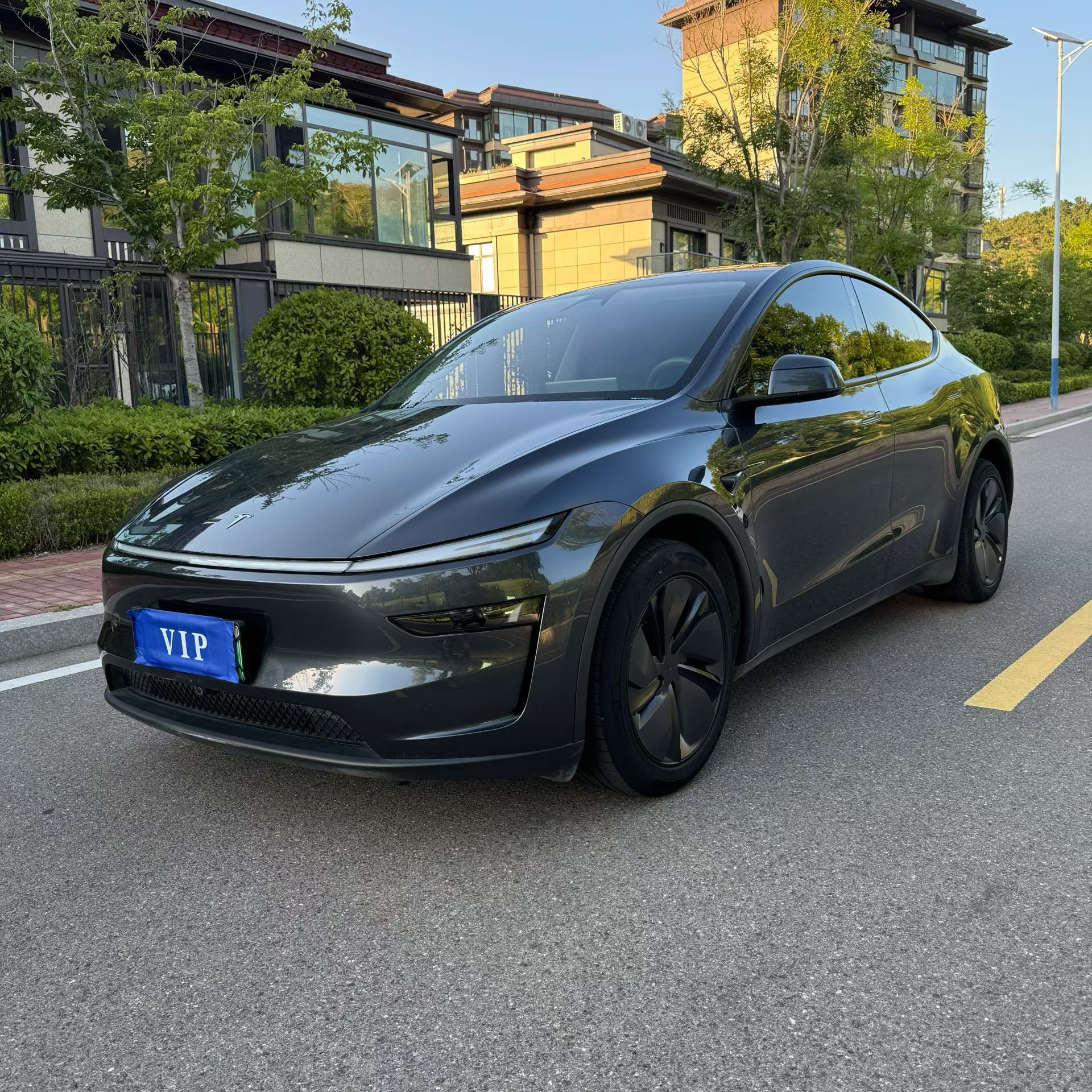 Tesla Model Y 2025 #2 Tesla Model Y 2025 car image #2