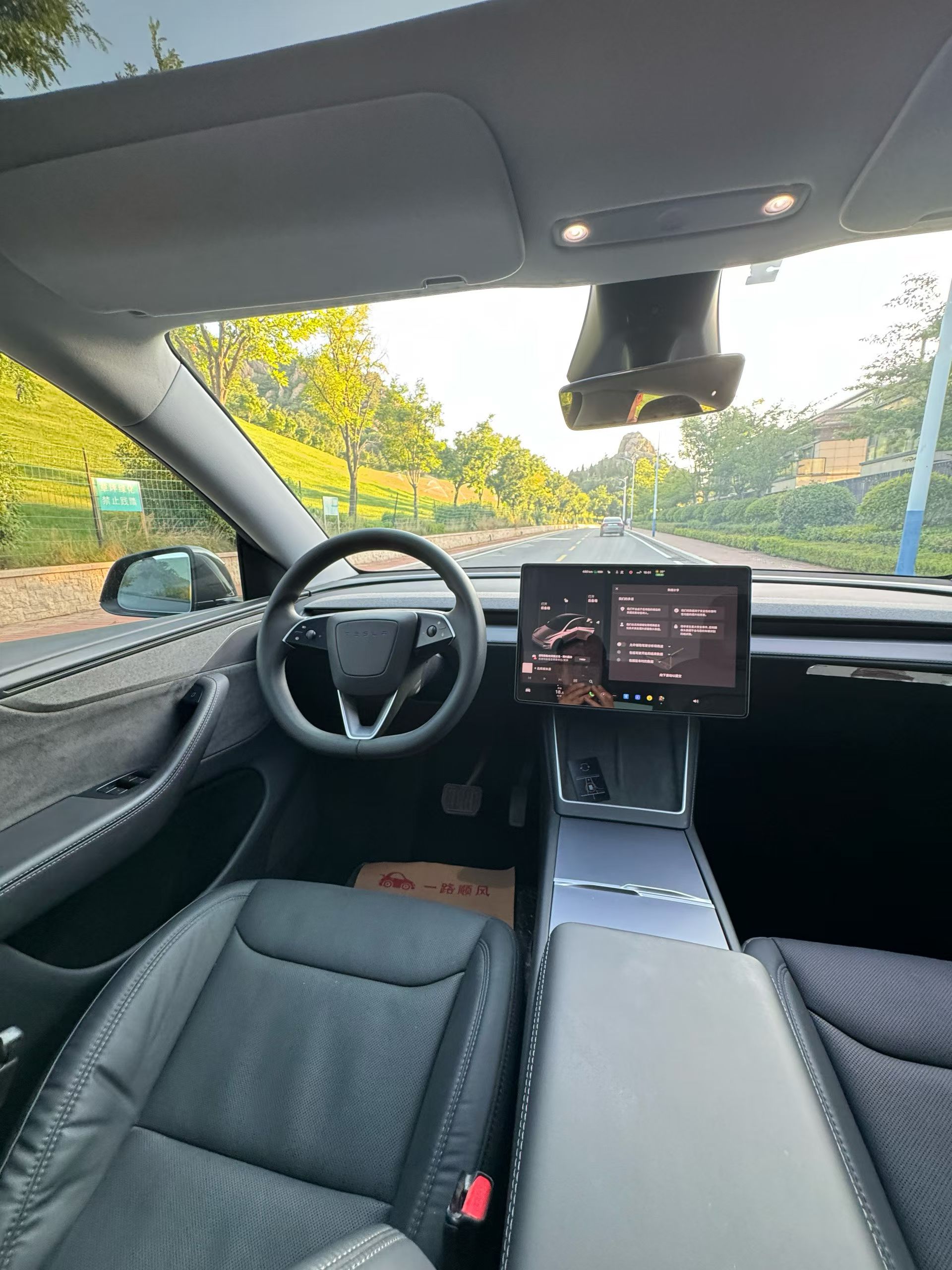 Tesla Model Y 2025 #10 Tesla Model Y 2025 car image #10
