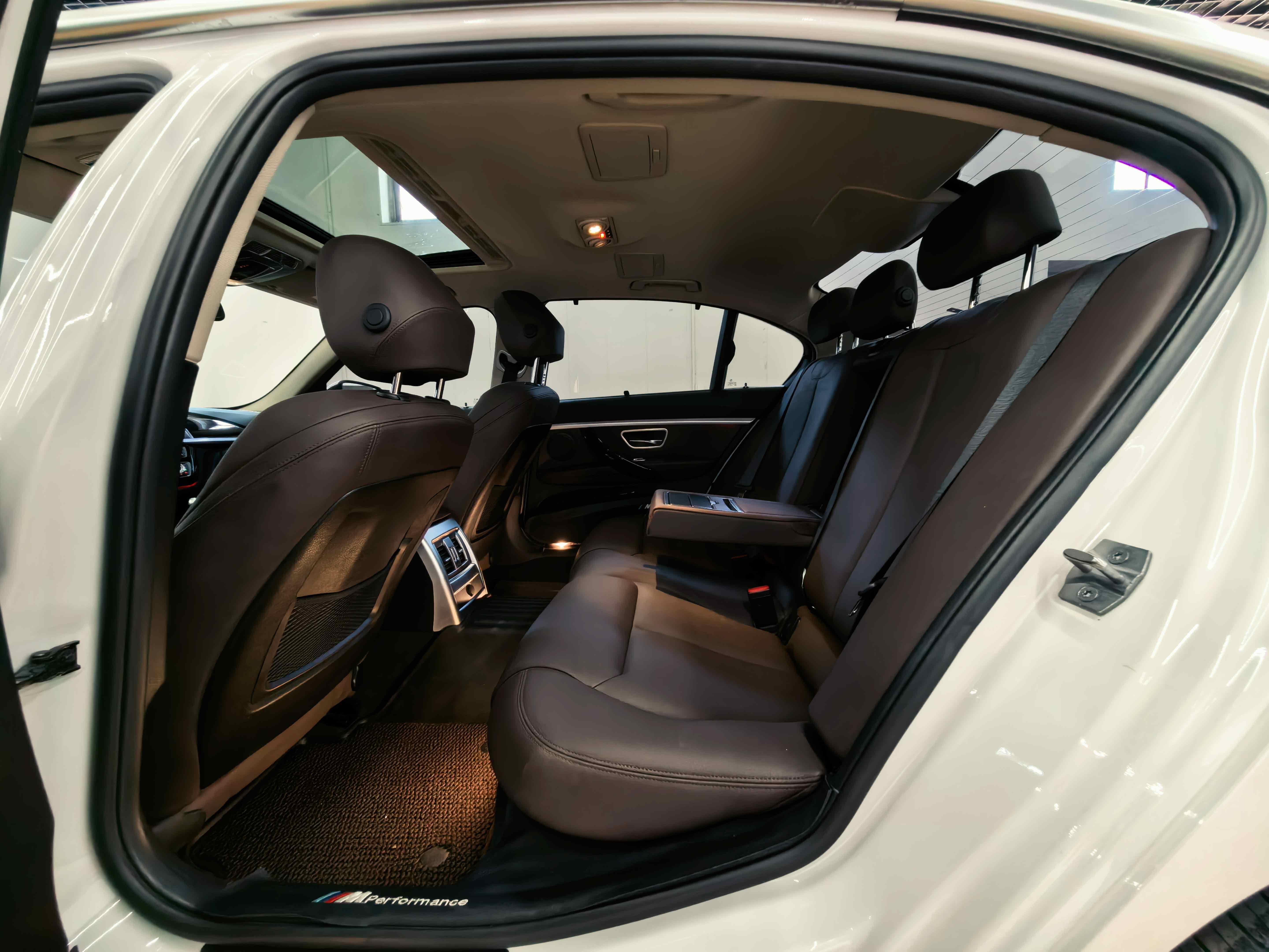 BMW 3 Series 2018 car image #9