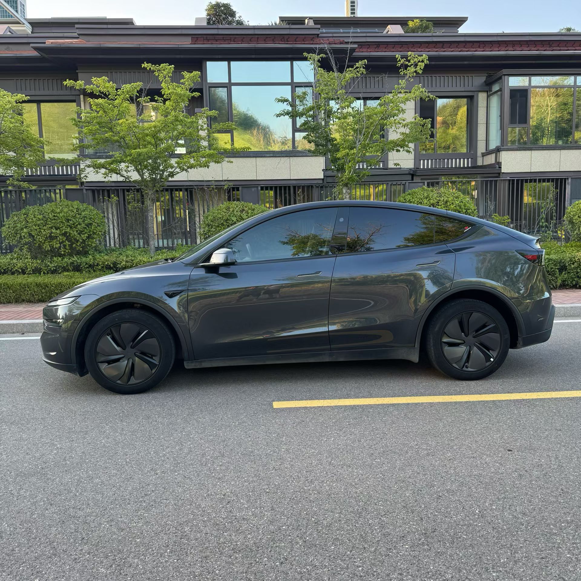 Tesla Model Y 2025 #5 Tesla Model Y 2025 car image #5