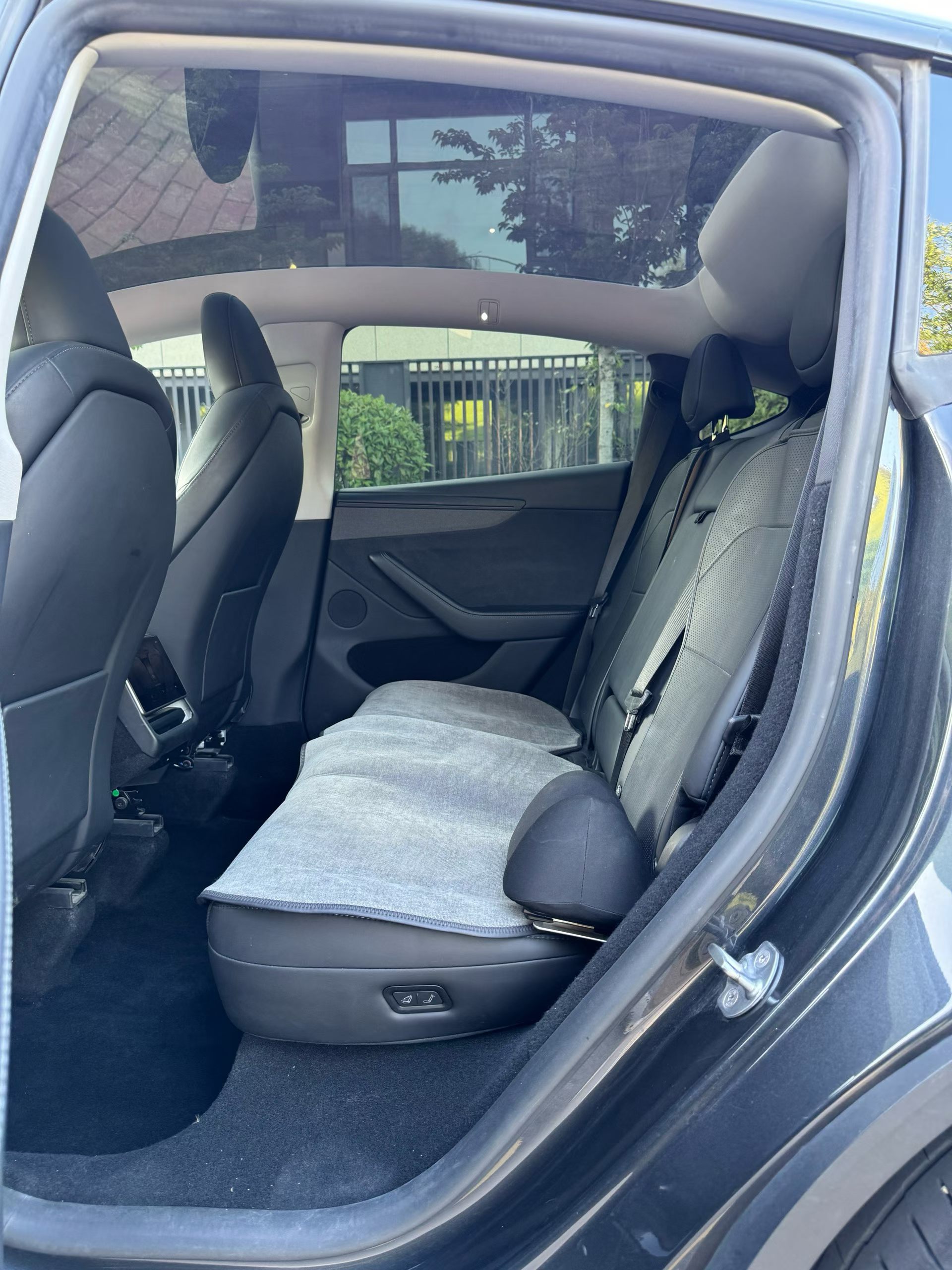 Tesla Model Y 2025 #7 Tesla Model Y 2025 car image #7