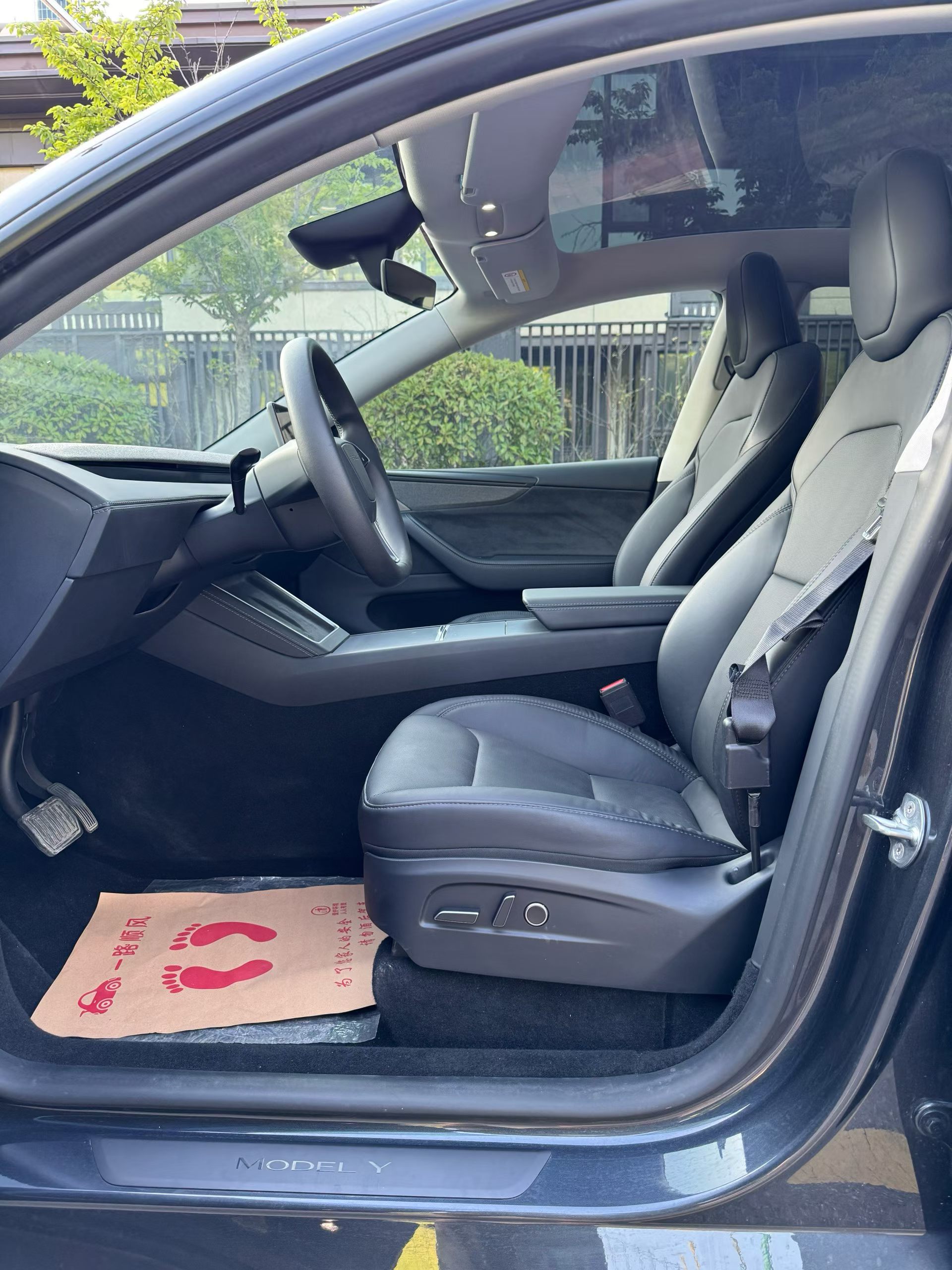 Tesla Model Y 2025 #6 Tesla Model Y 2025 car image #6