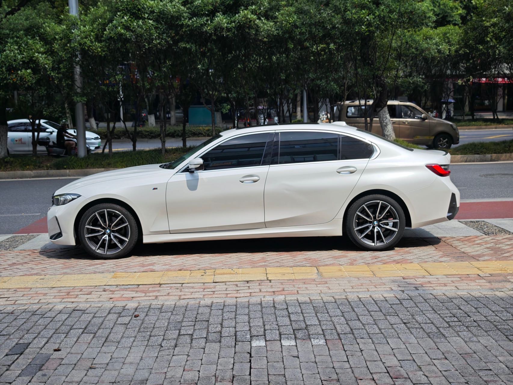 BMW 3 Series 2024 car image #4