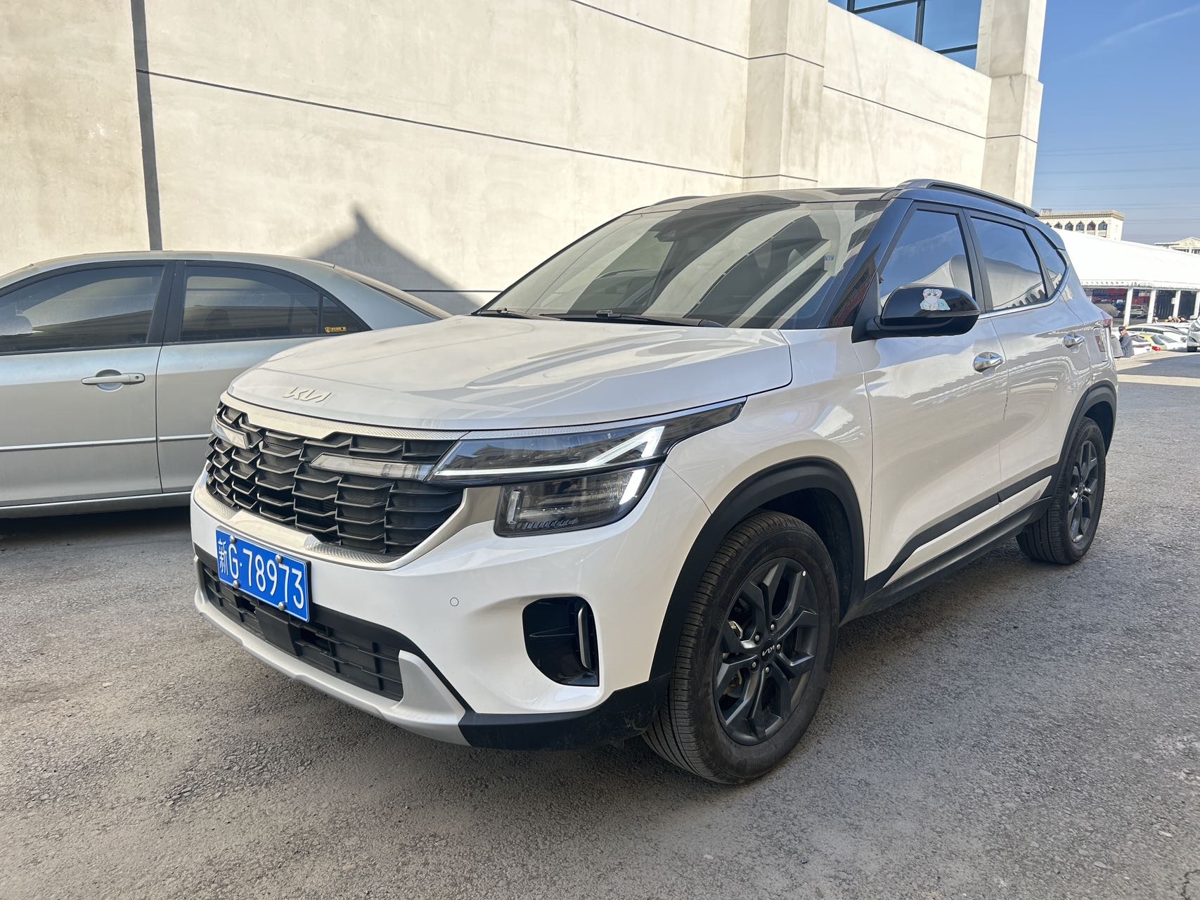 Kia Seltos 2025 car image #2