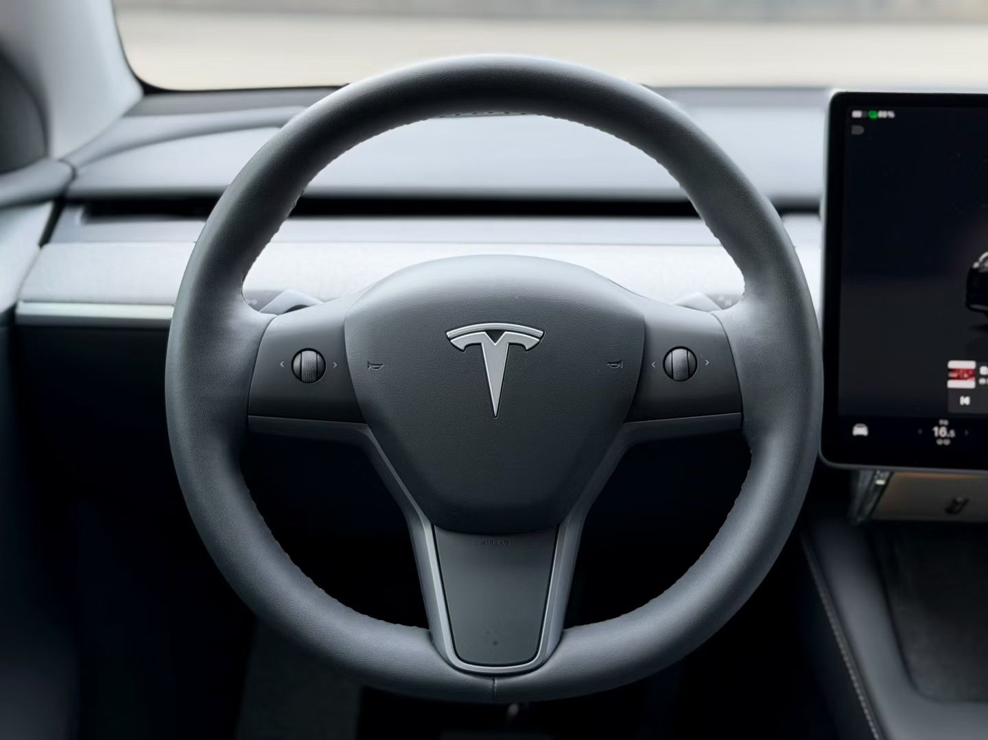 Tesla Model Y 2023 car image #11