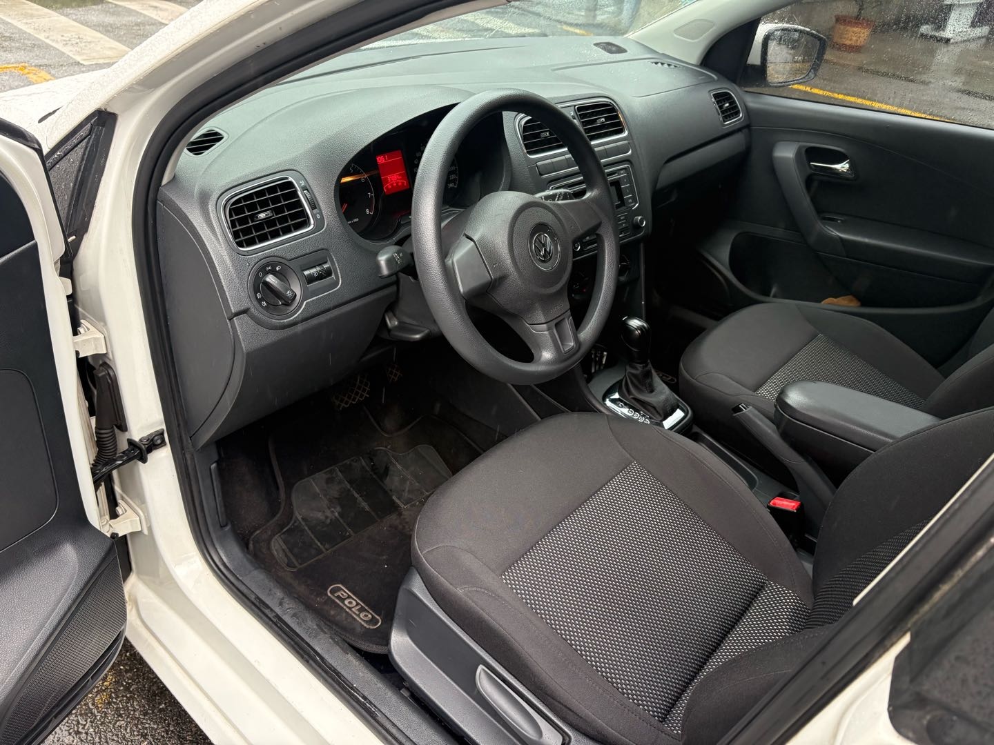 Volkswagen Polo 2014 car image #6