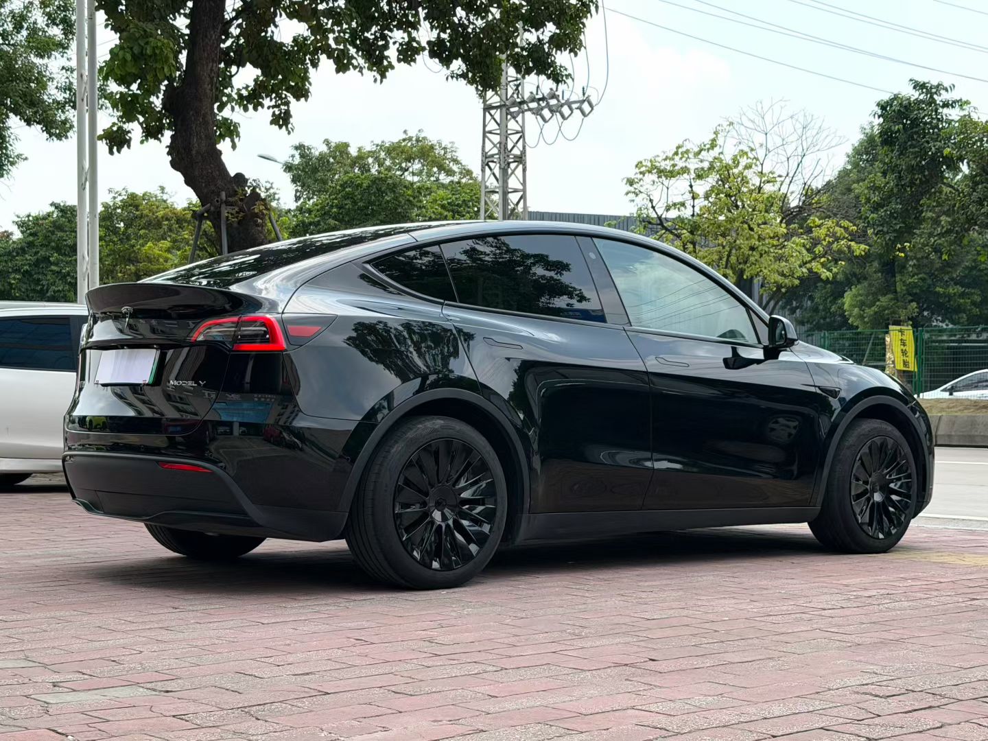 Tesla Model Y 2023 car image #6