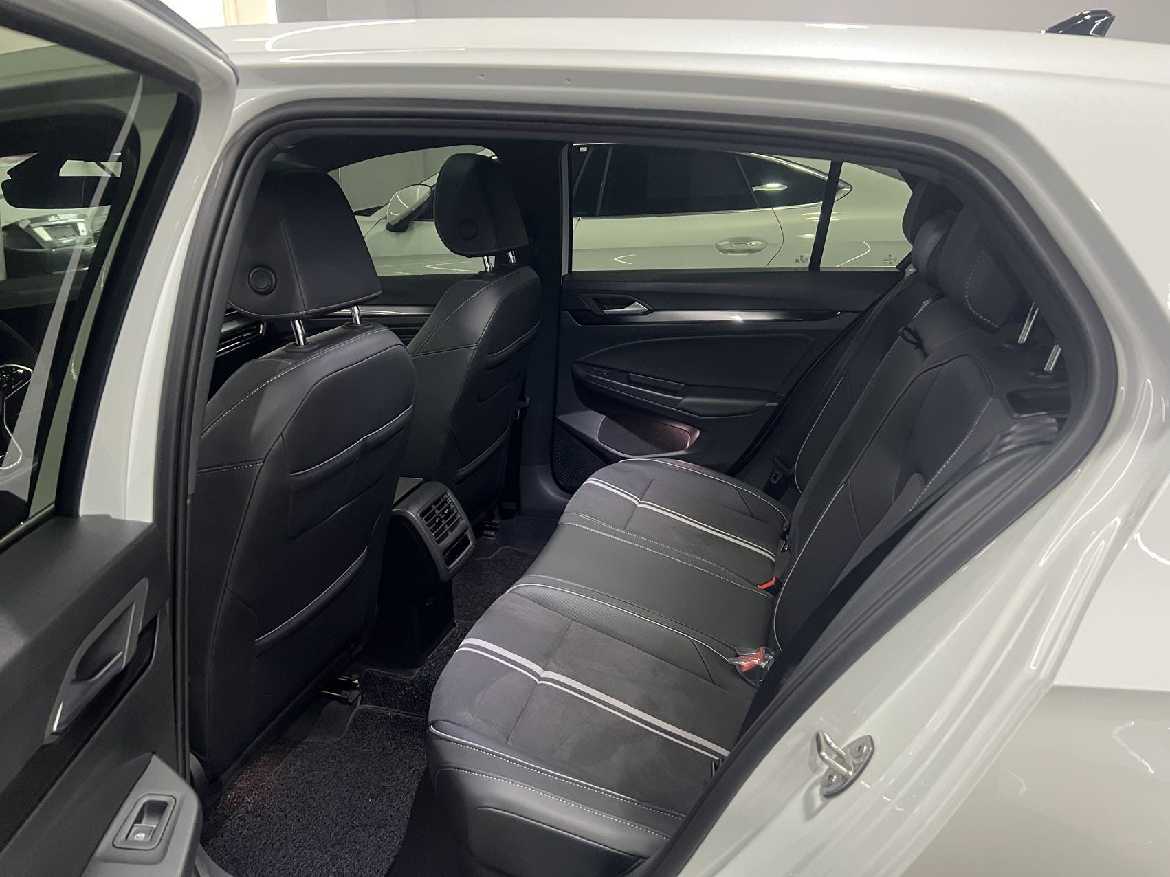 Volkswagen Golf 2024 car image #7