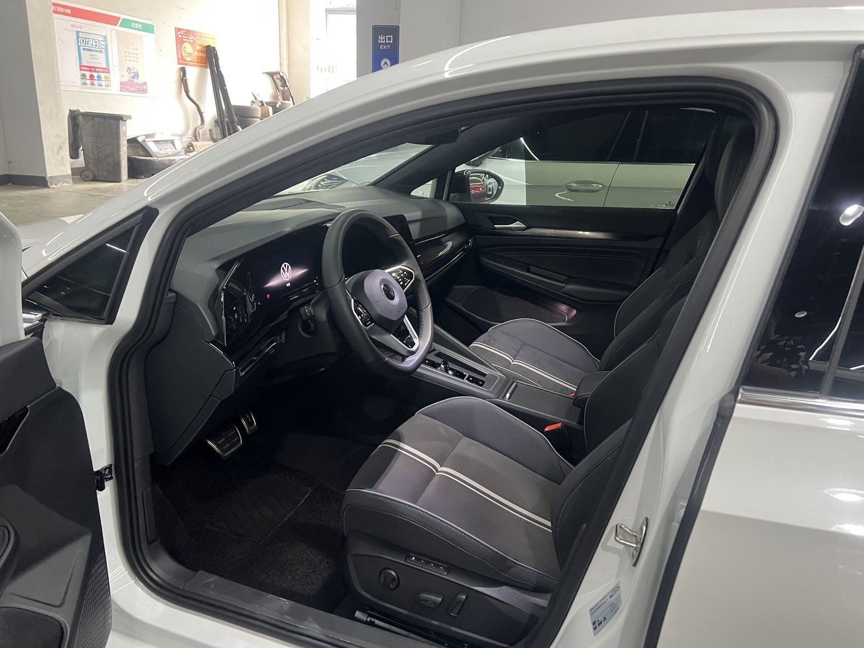 Volkswagen Golf 2024 car image #8
