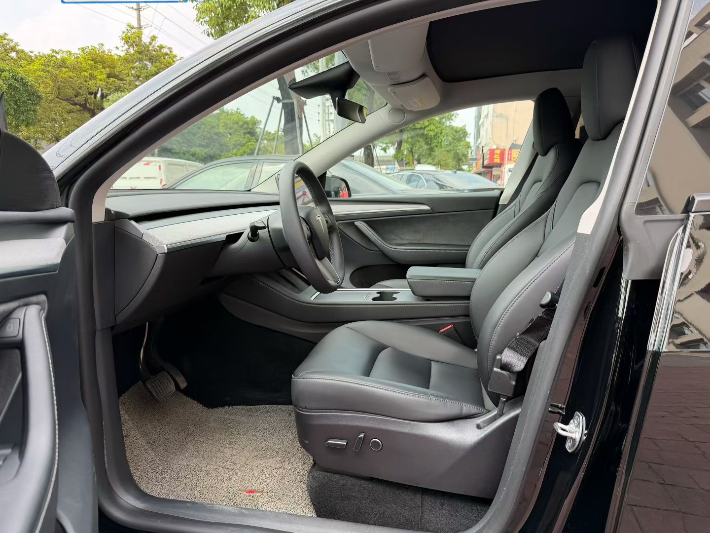 Tesla Model Y 2023 car image #8