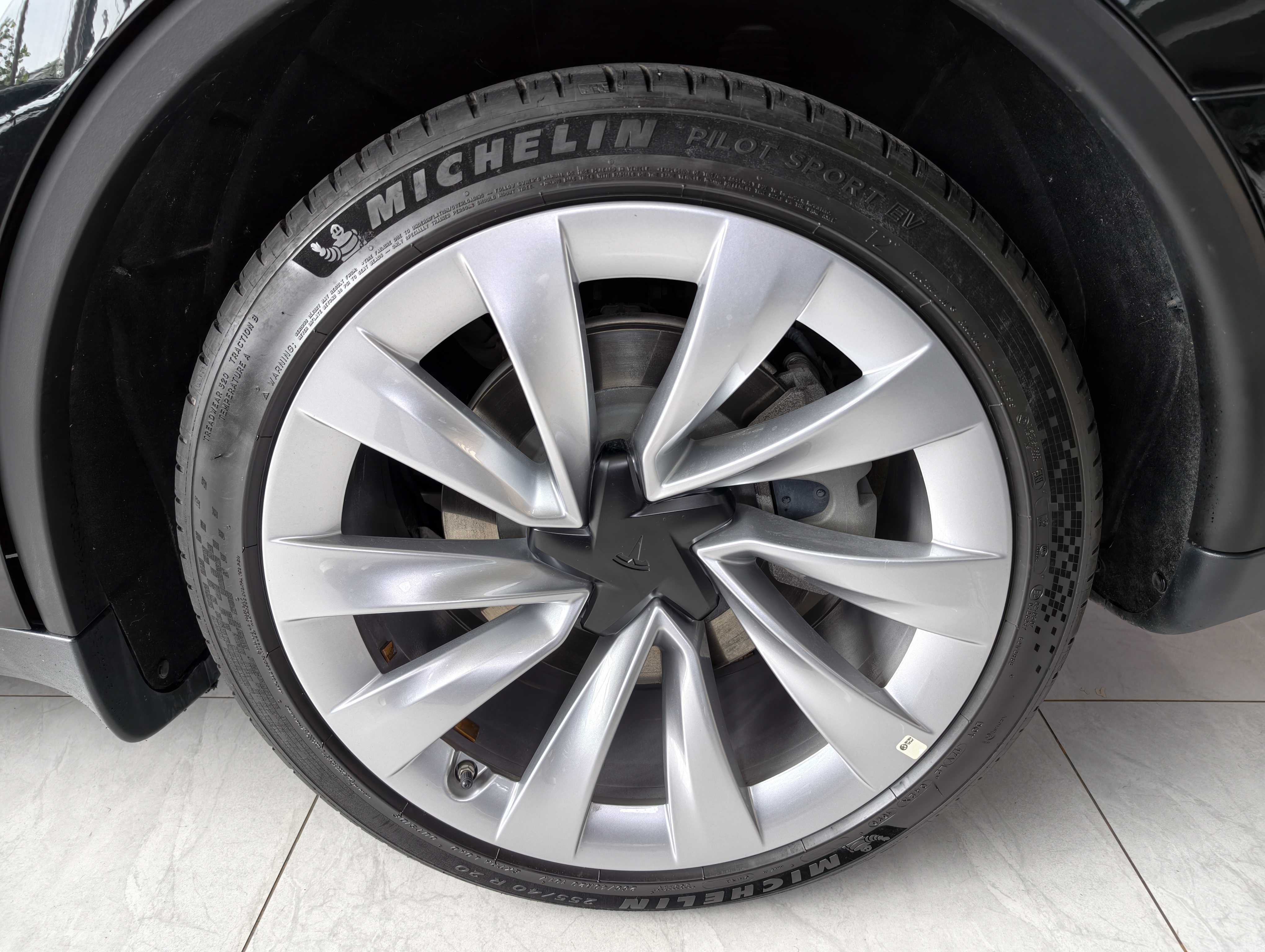 Tesla Model Y 2025 car image #14