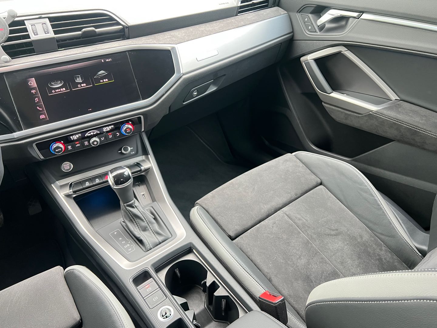 Audi Q3 2019 car image #9