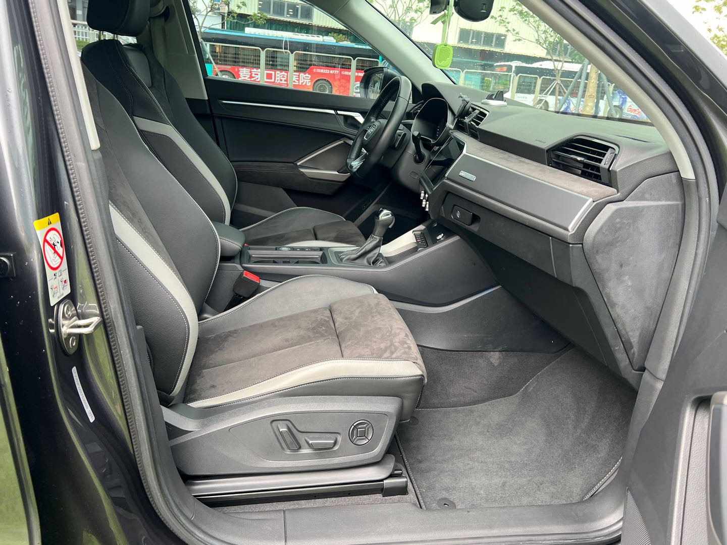 Audi Q3 2019 car image #12