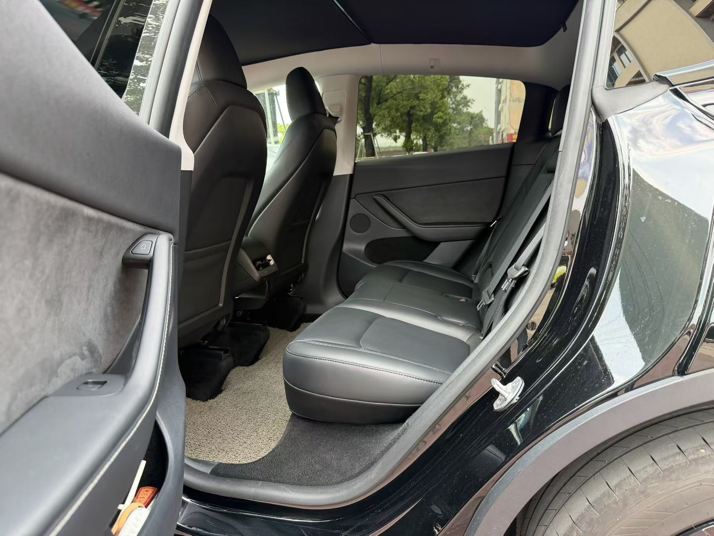 Tesla Model Y 2023 car image #9