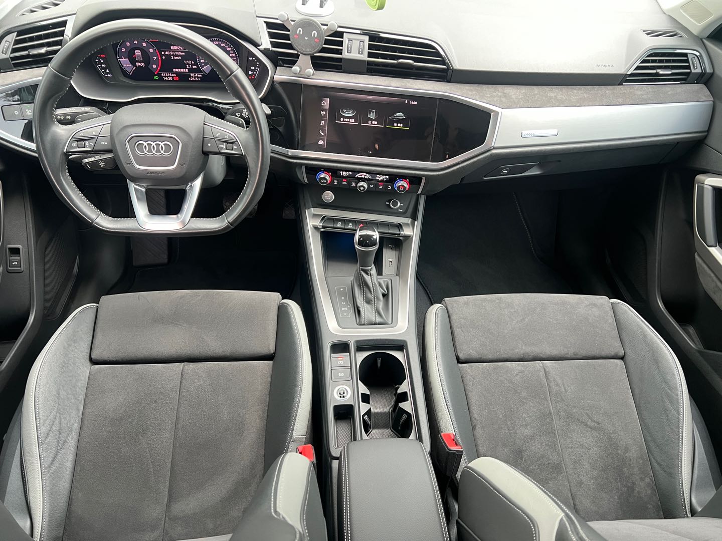 Audi Q3 2019 car image #11