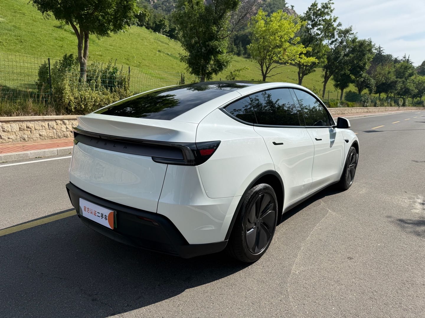 Tesla Model Y 2025 #8 Tesla Model Y 2025 car image #8