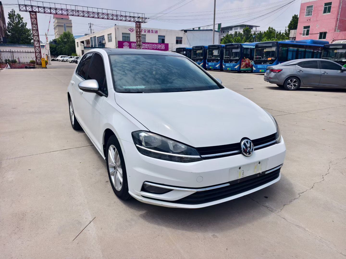 Volkswagen Golf 2019 car image #3