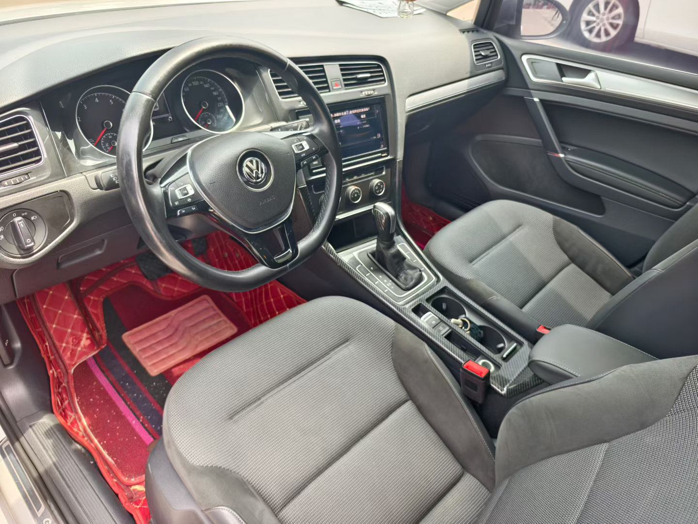 Volkswagen Golf 2019 car image #6