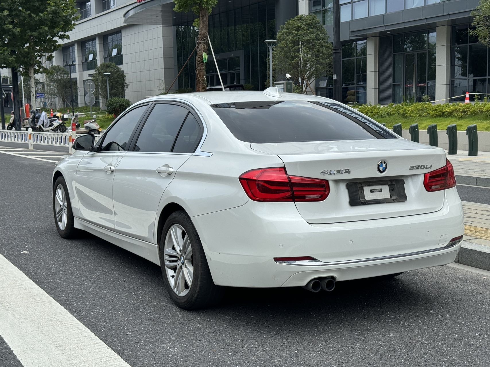 BMW 3 Series 2017 car image #11