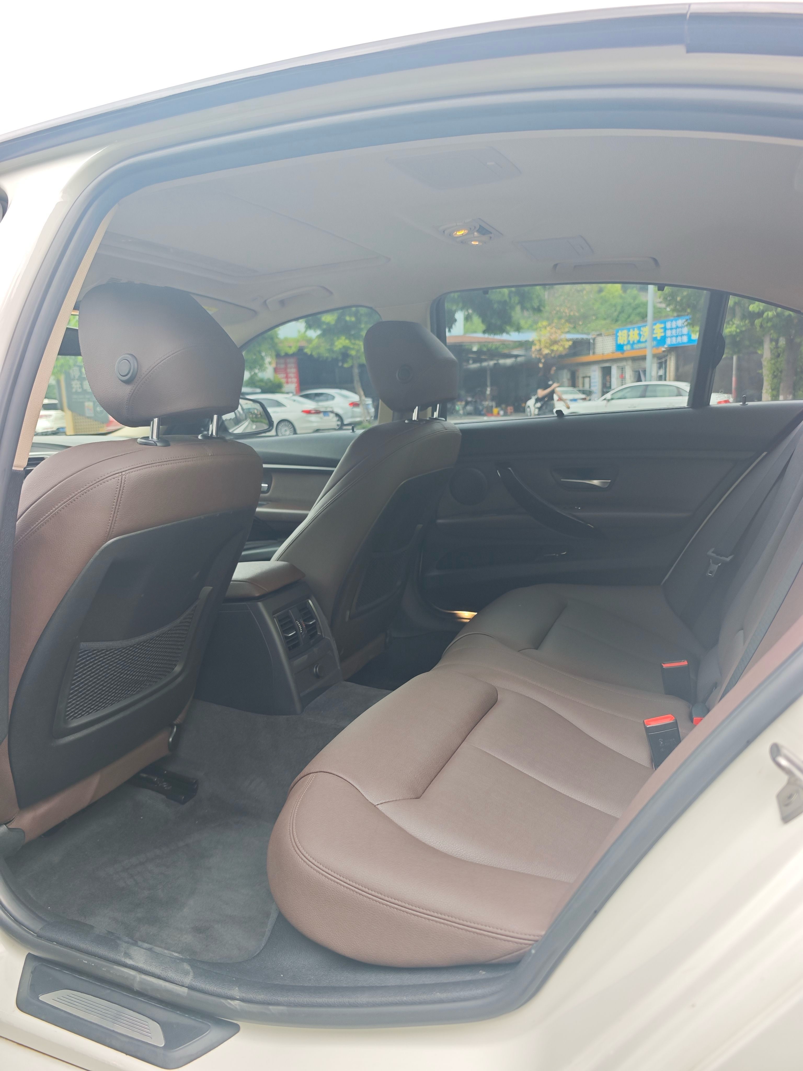 BMW 3 Series 2018 car image #10