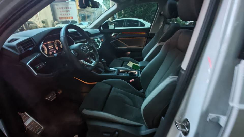 Audi Q3 2023 car image #4