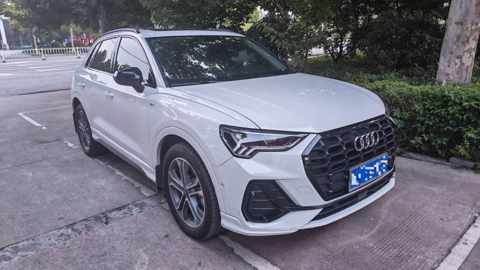 Audi Q3 2023 car image #7
