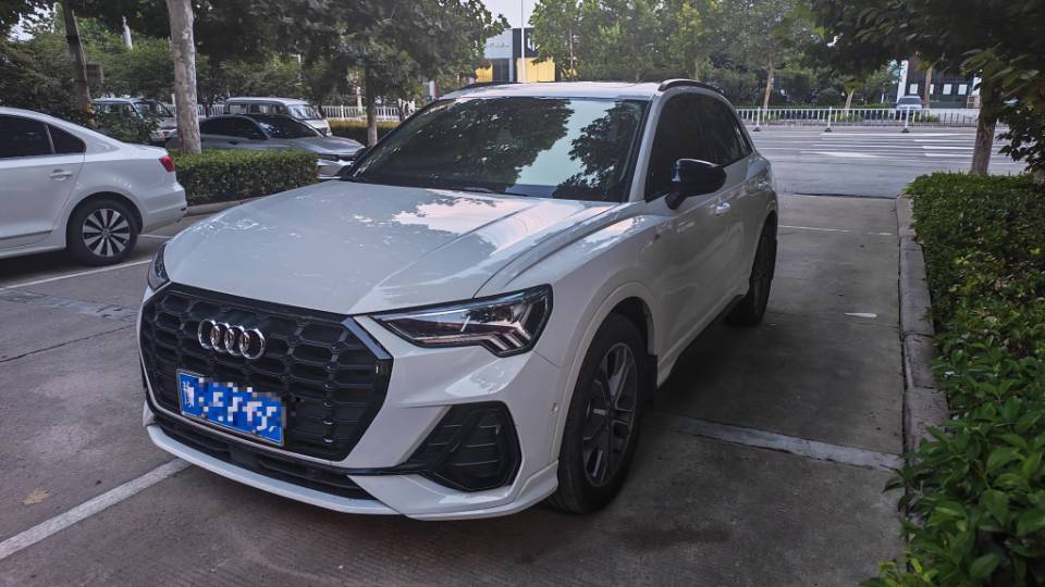 Audi Q3 2023 car image #8
