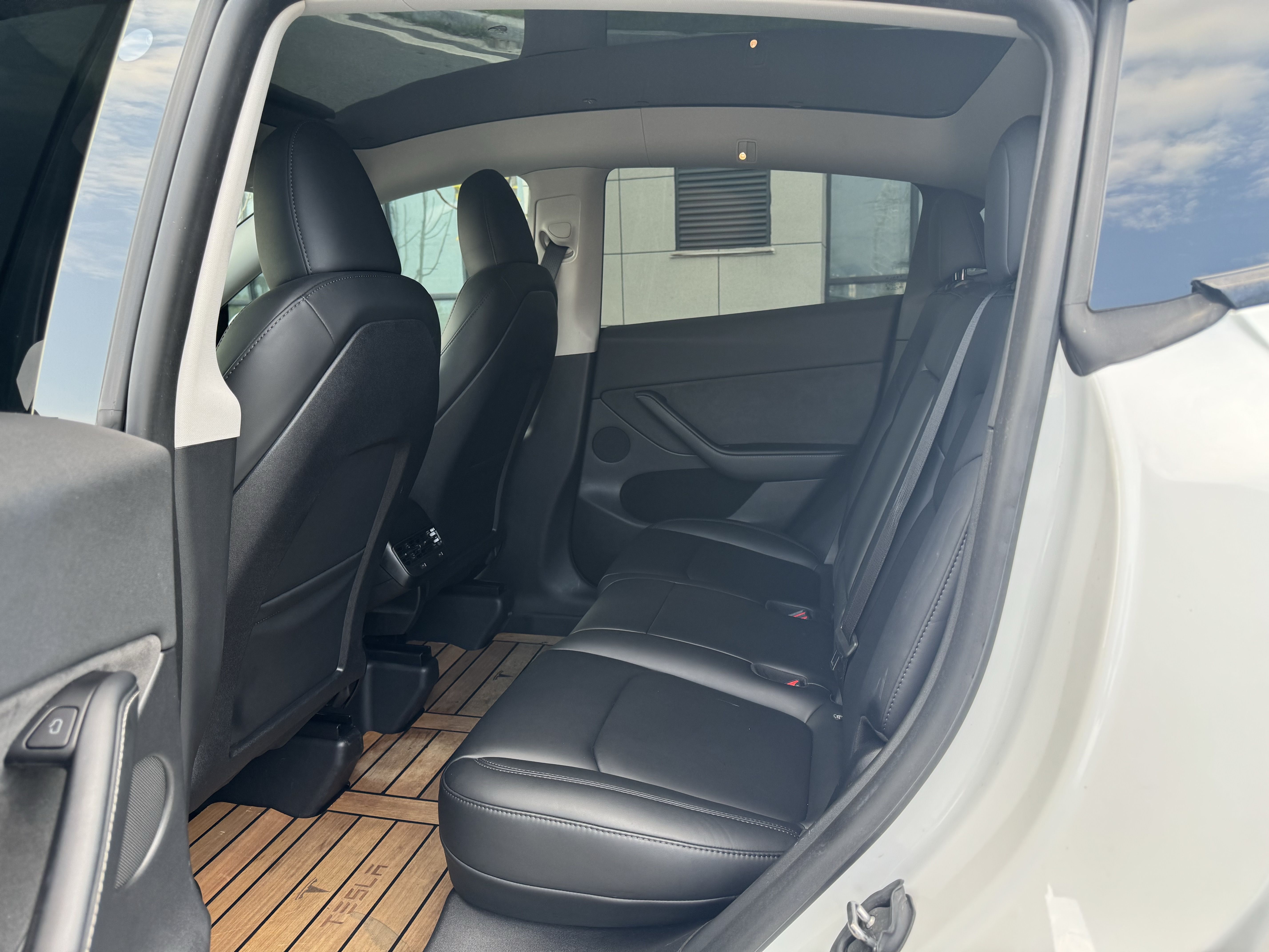 Tesla Model Y 2023 #11 Tesla Model Y 2023 car image #11