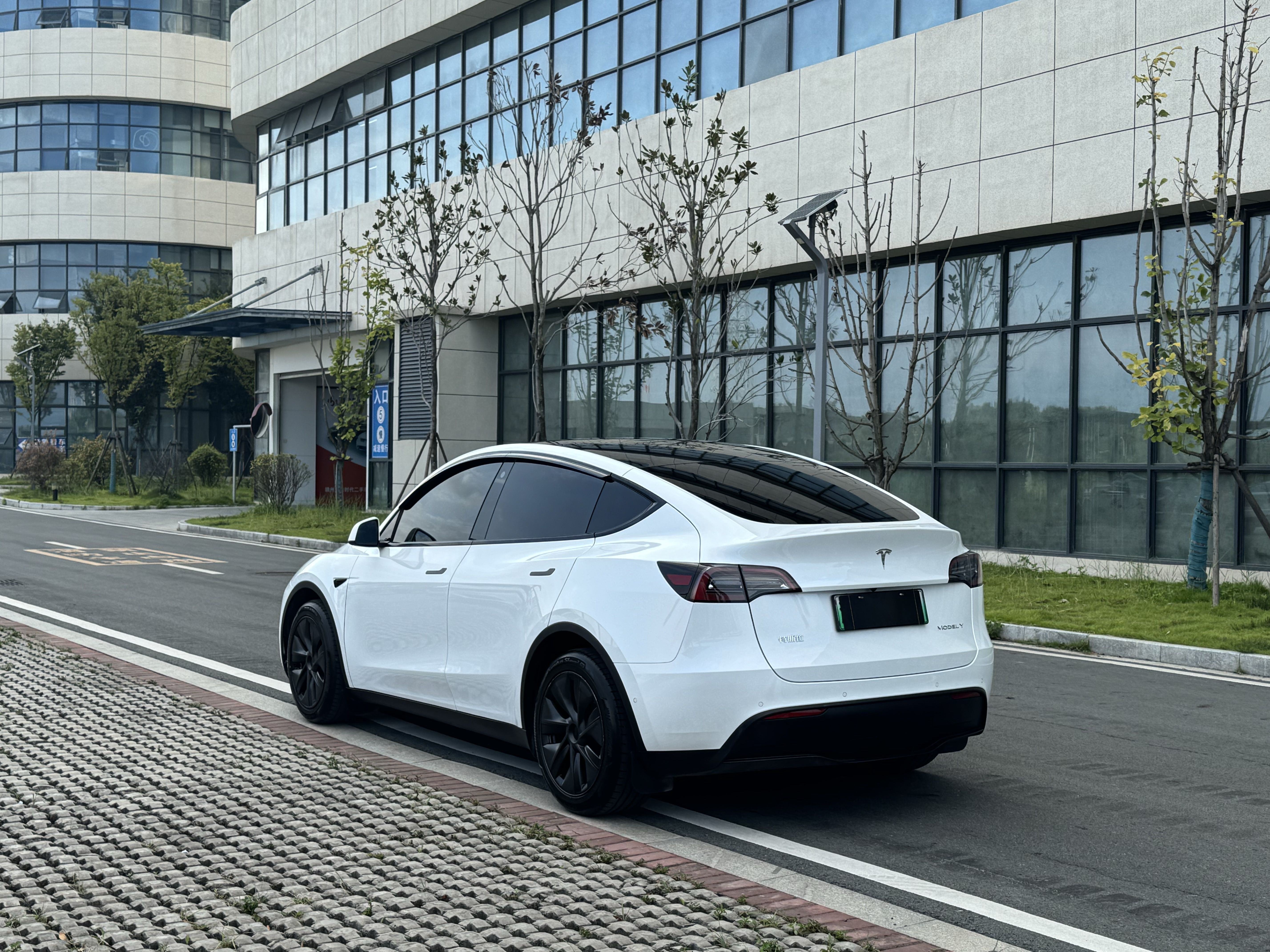 Tesla Model Y 2023 #5 Tesla Model Y 2023 car image #5