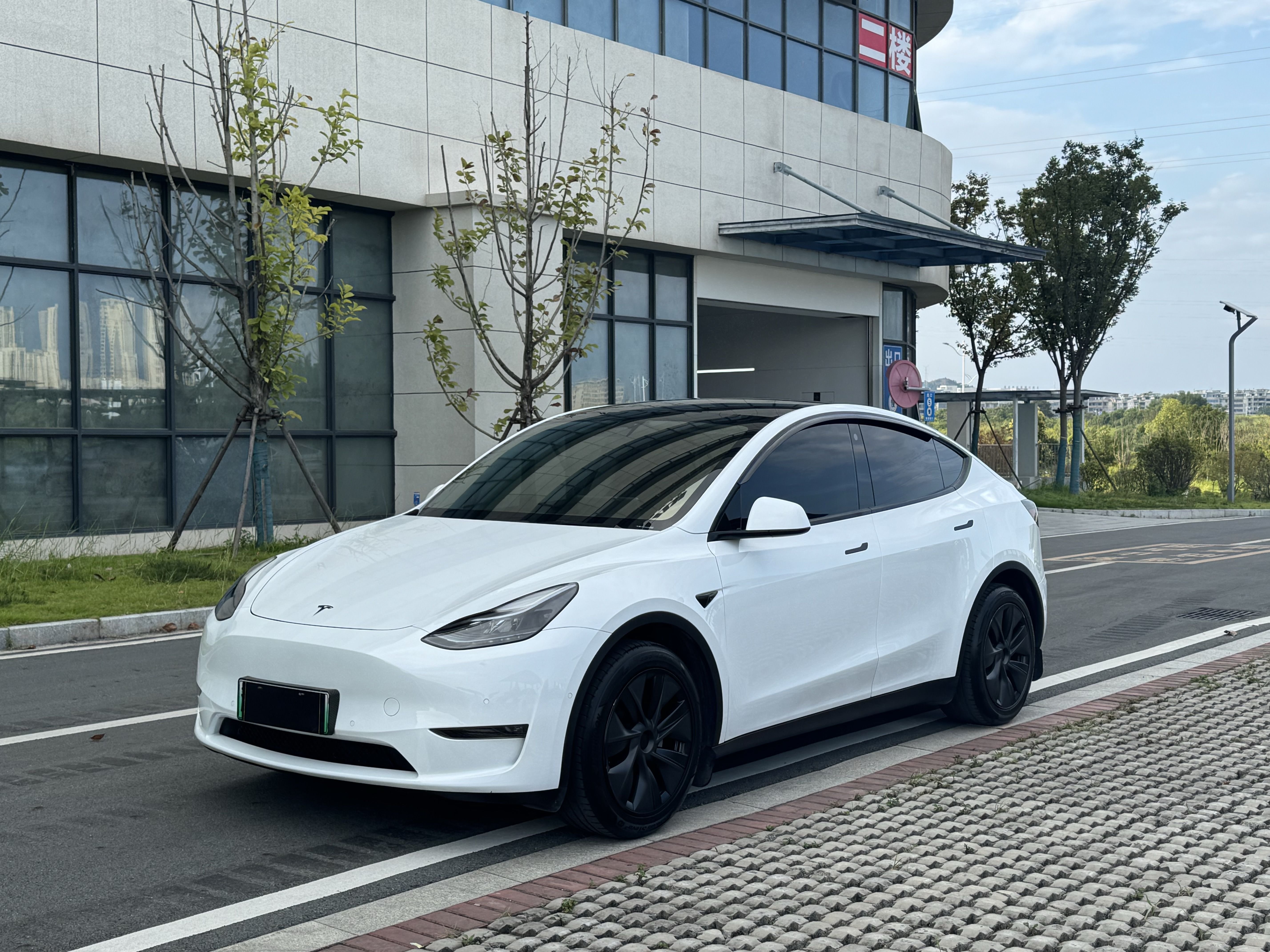 Tesla Model Y 2023 #2 Tesla Model Y 2023 car image #2