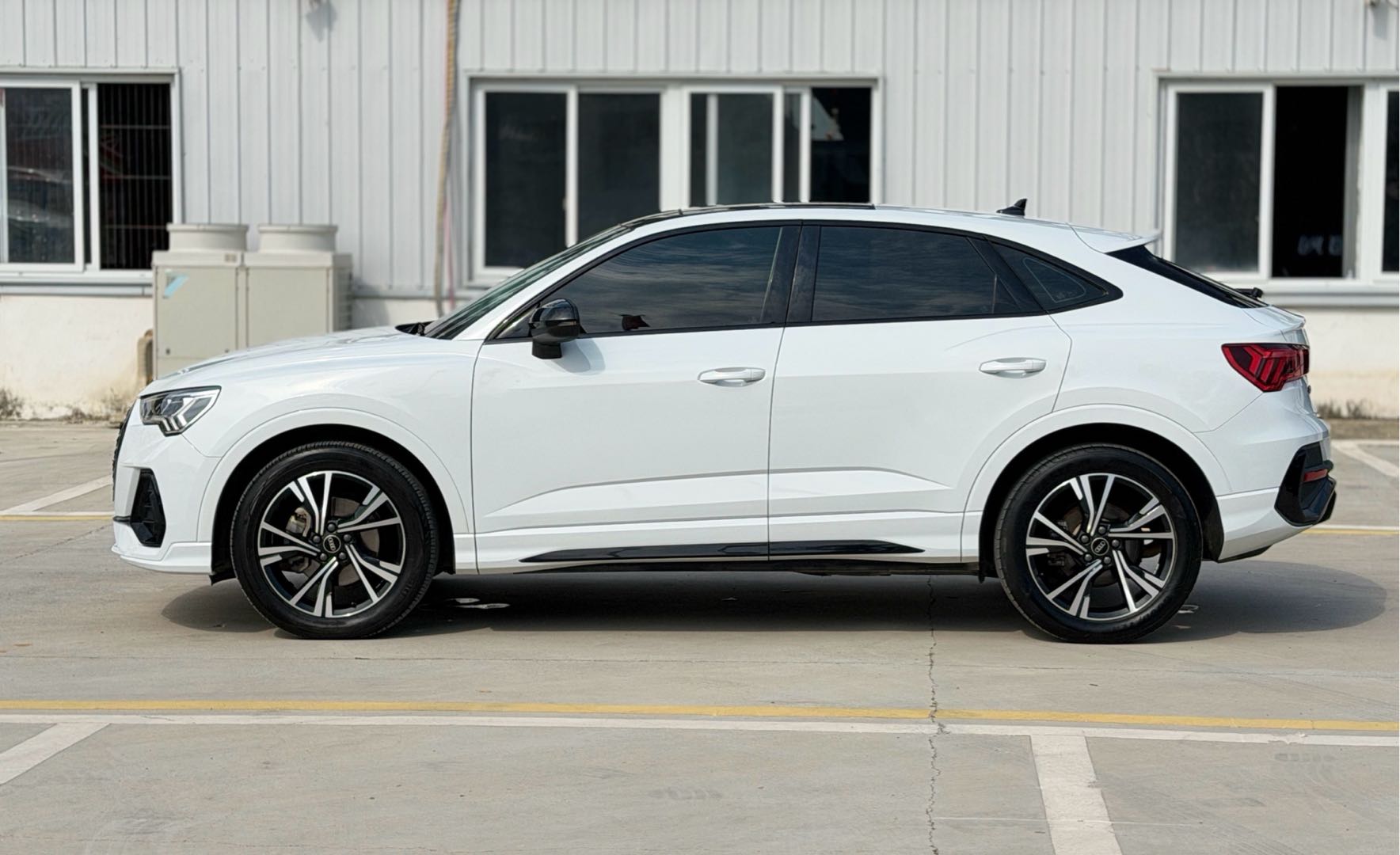 Audi Q3 2023 car image #7
