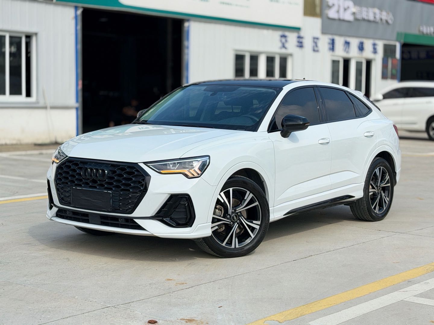 Audi Q3 2023 car image #2
