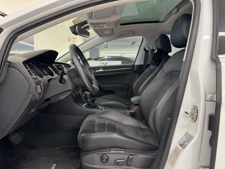 Volkswagen Golf 2018 car image #4