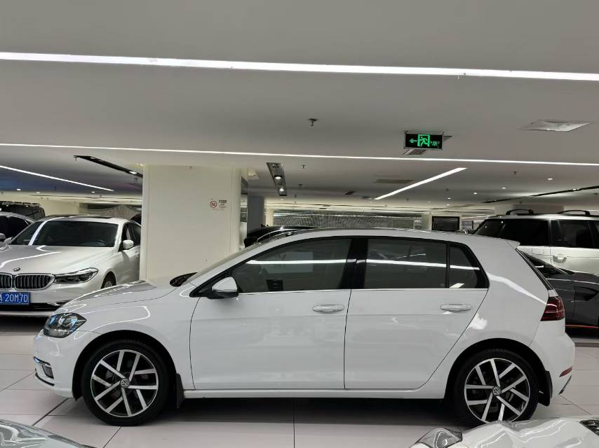 Volkswagen Golf 2018 car image #10