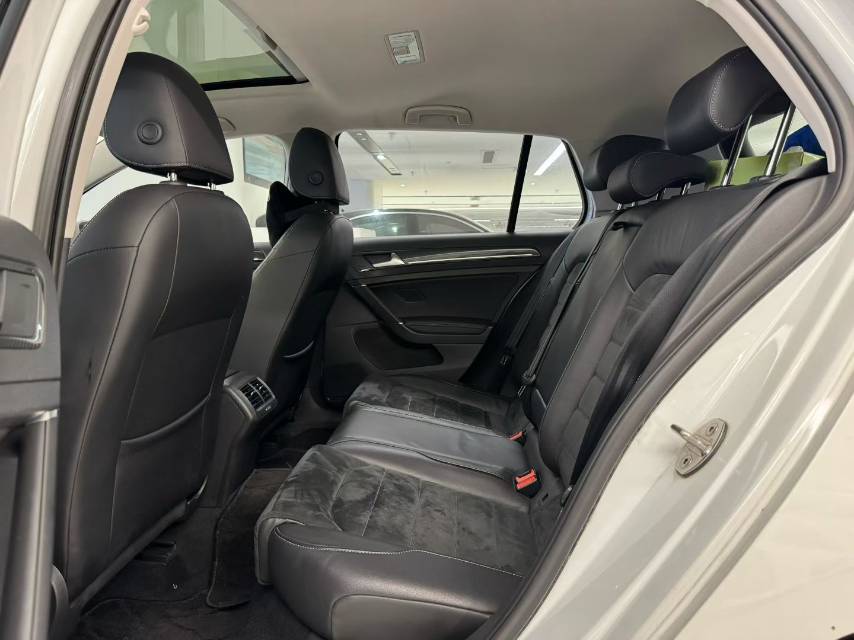 Volkswagen Golf 2018 car image #5