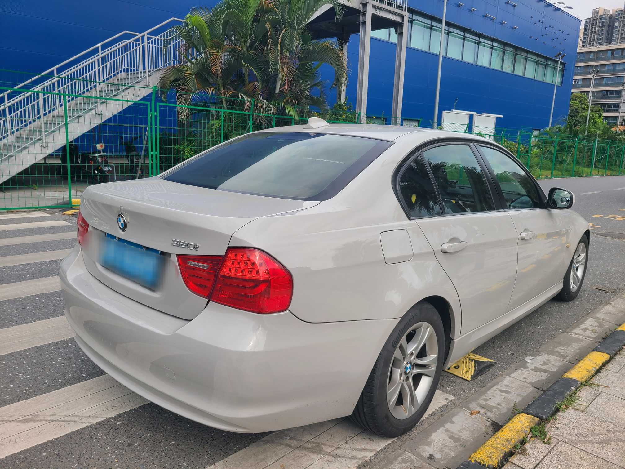 BMW 3 Series 2011 car image #9