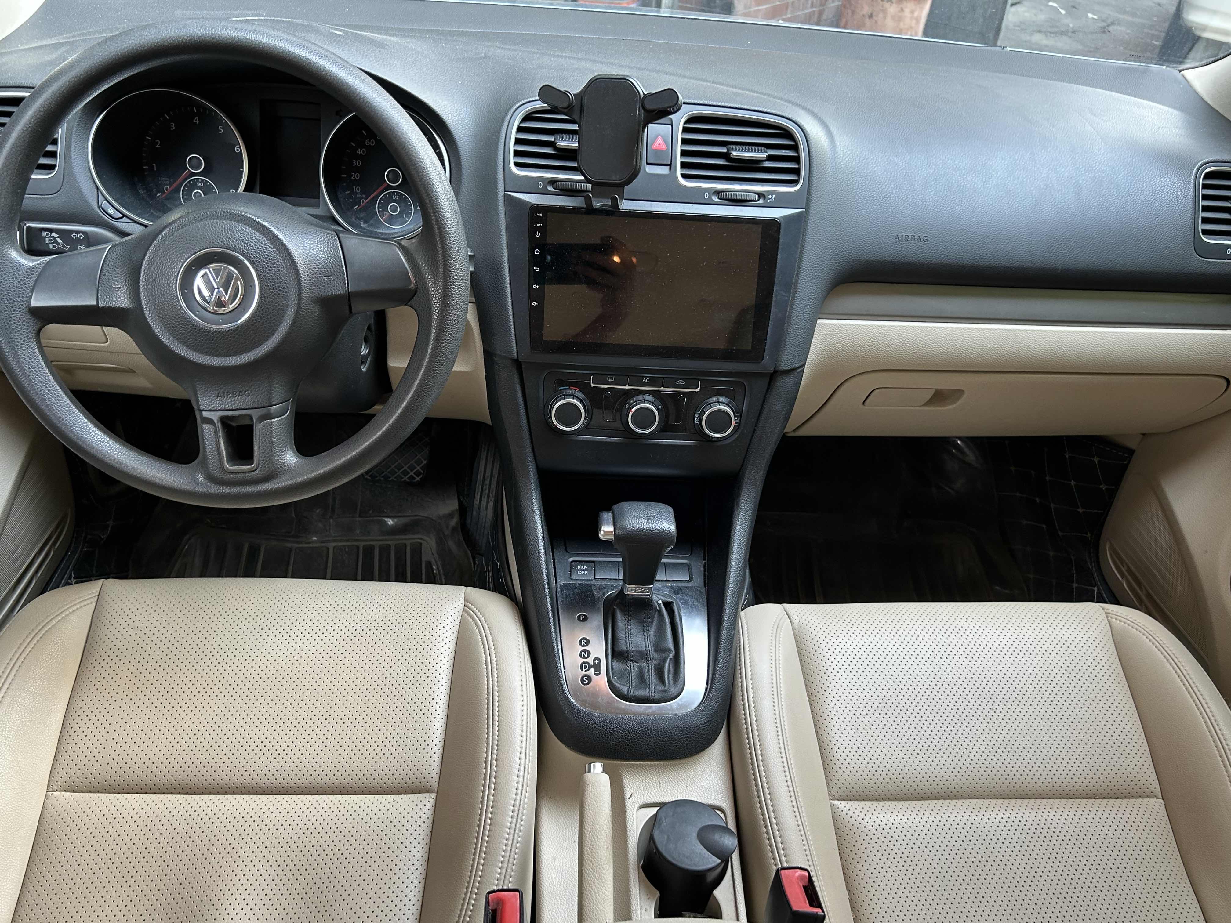 Volkswagen Golf 2010 car image #7