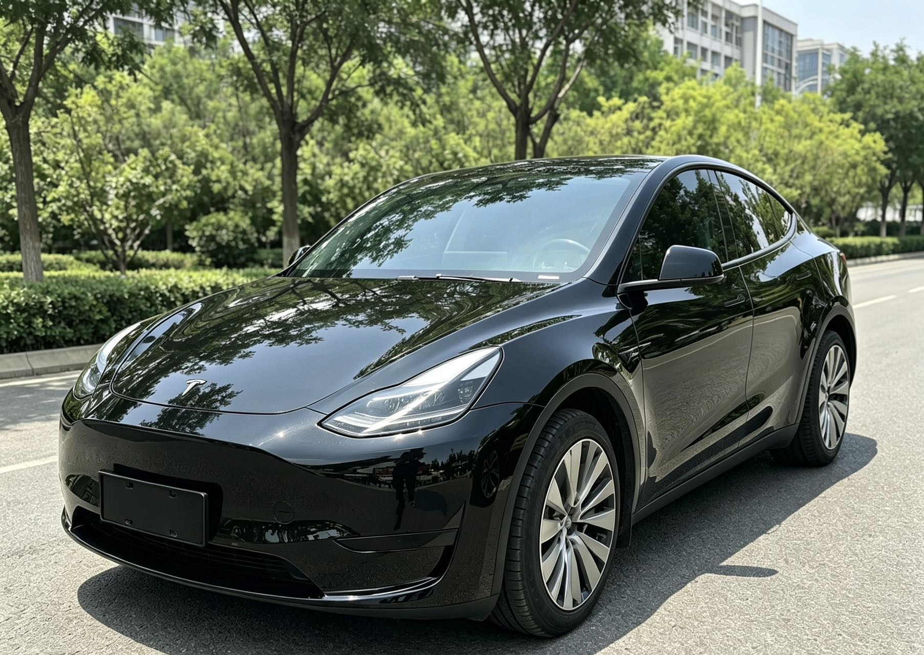 Tesla Model Y 2023 car image #2
